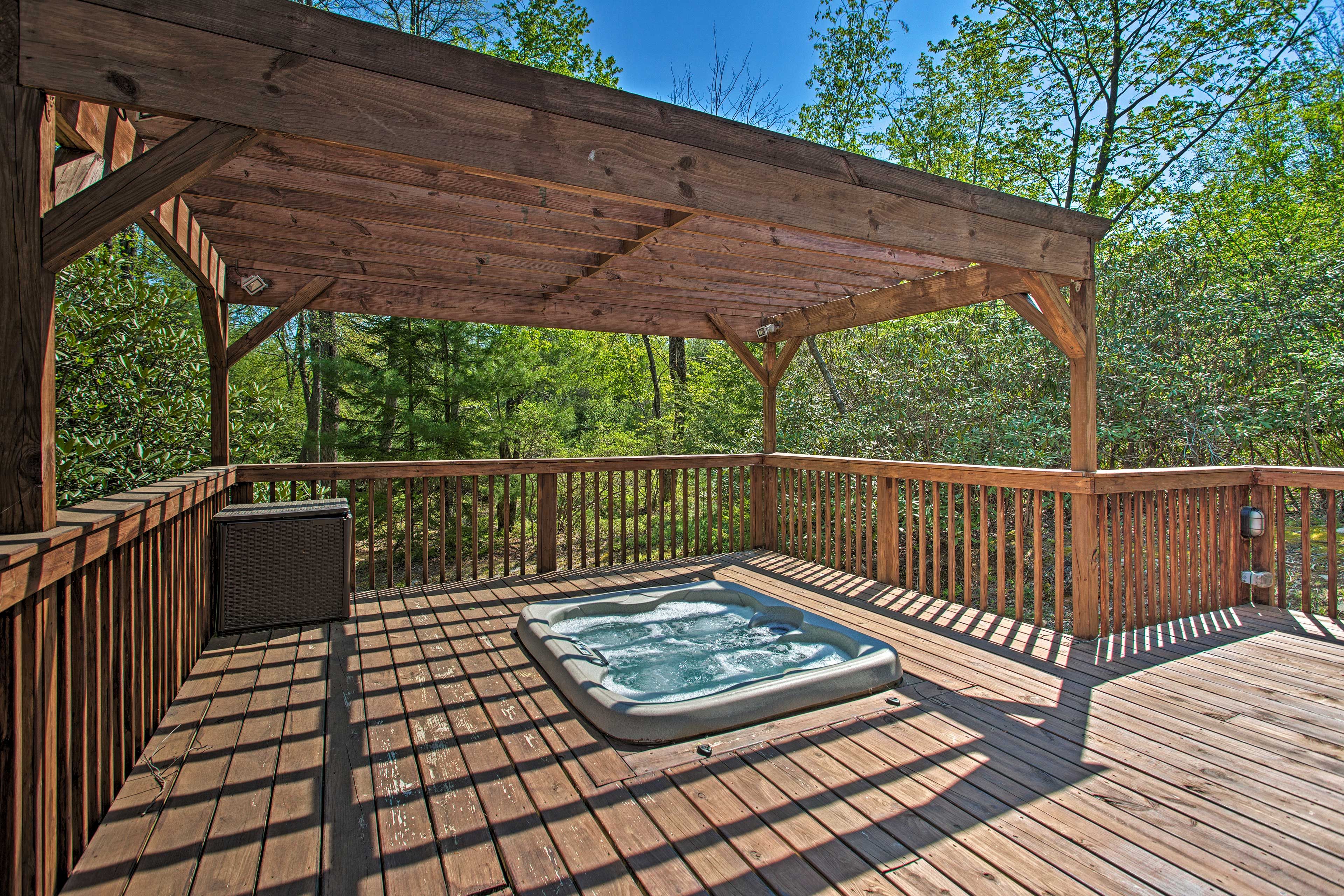 Deck | 4-Person Hot Tub | Gas Fire Pit