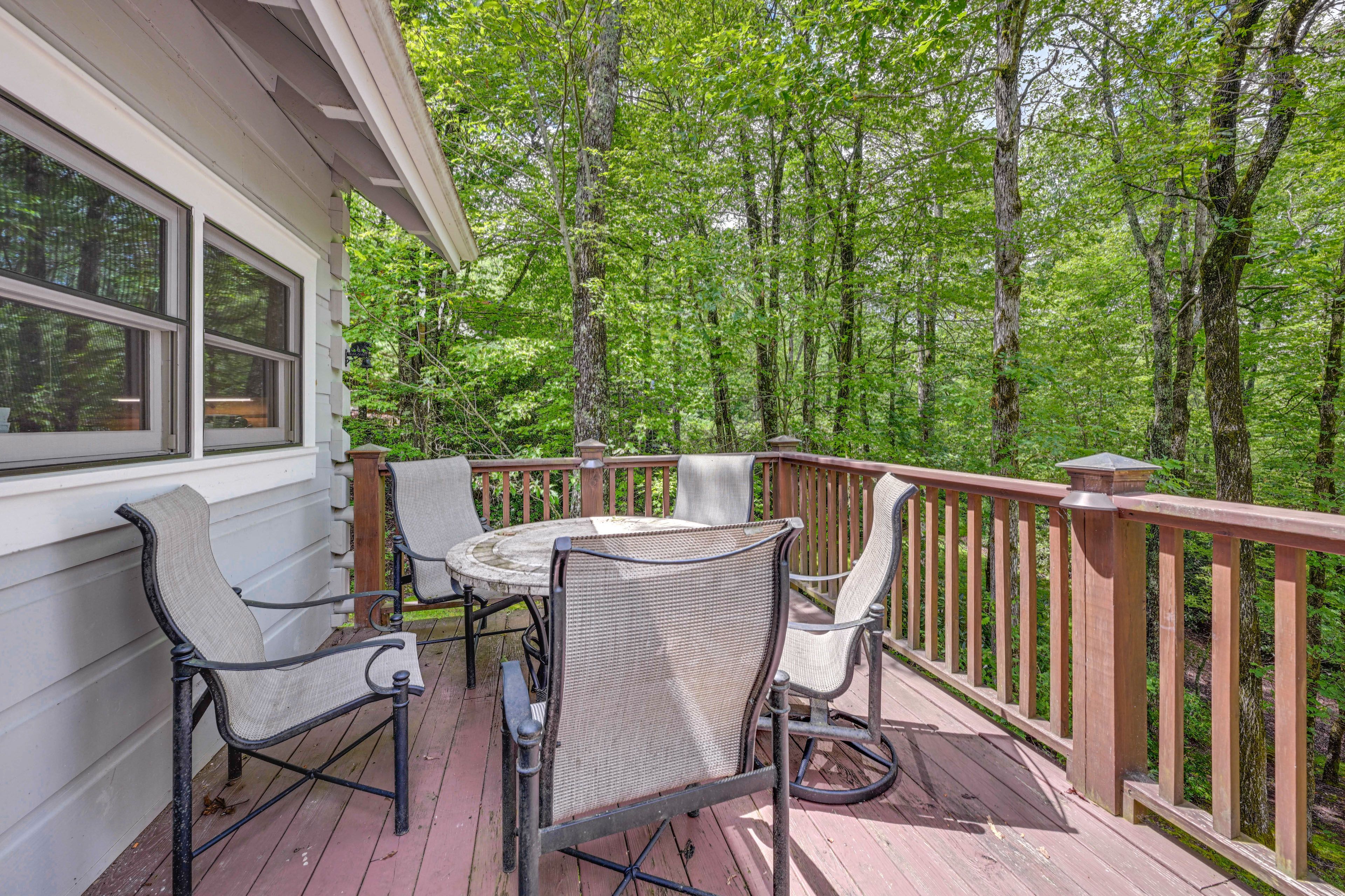 Private Deck | Gas Grill | Outdoor Dining Table
