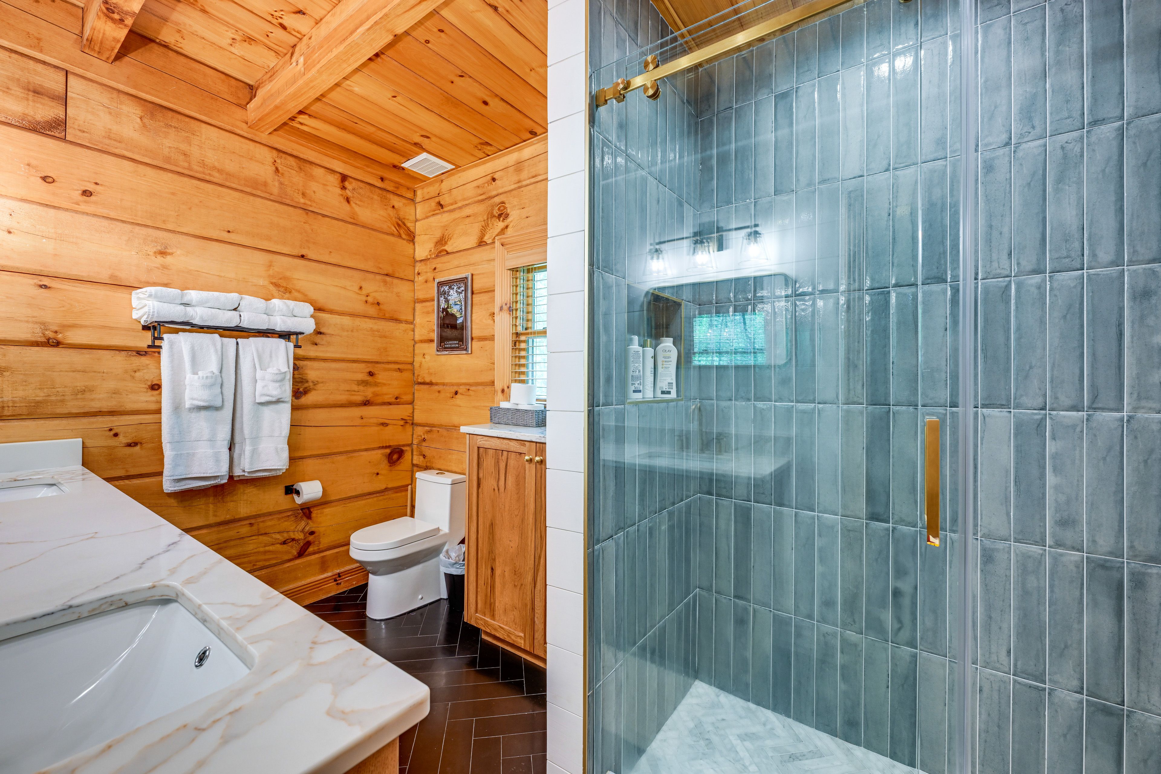 Full Bathroom | Complimentary Toiletries | Towels
