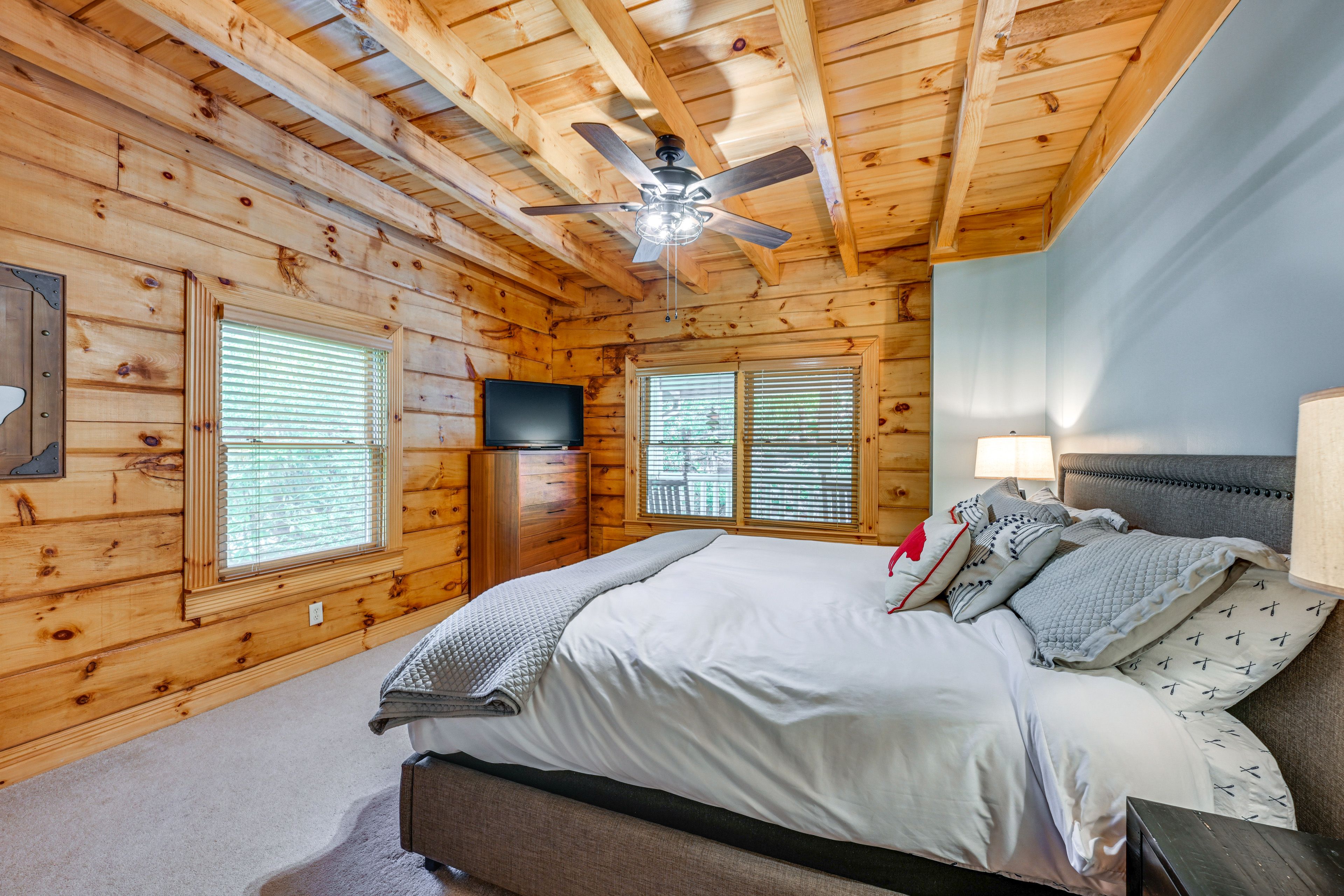Bedroom 1 | King Bed | Linens Provided | Cable TV