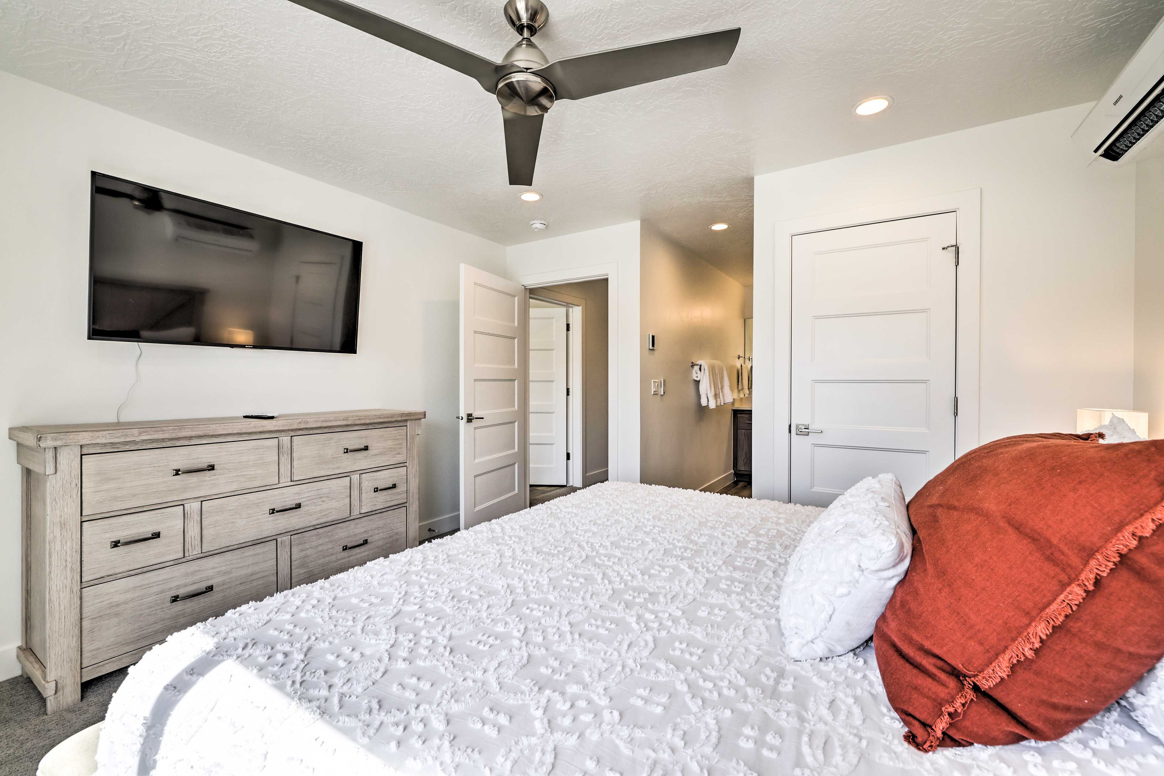Bedroom 1 | Smart TV