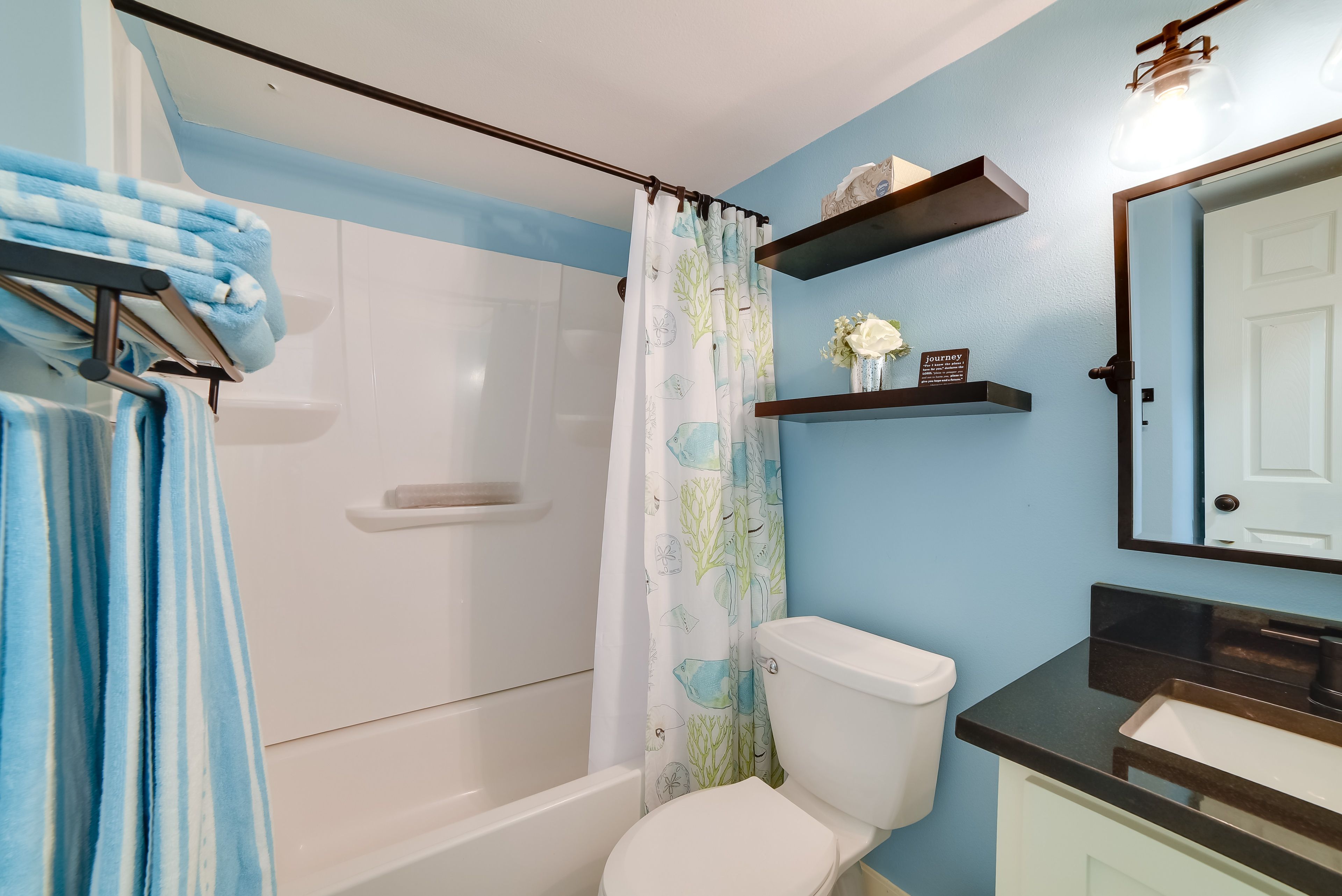 Full Bathroom | Towels Provided