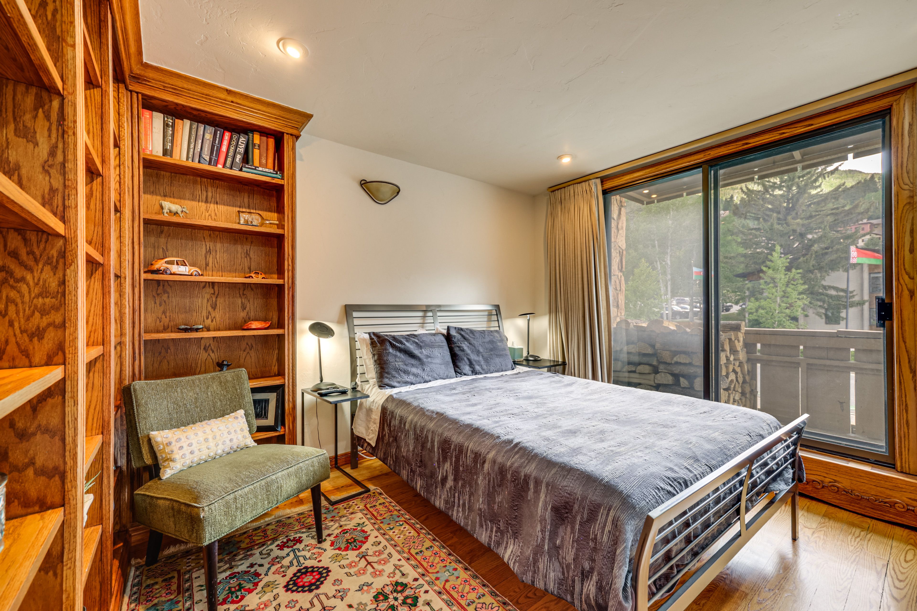Bedroom 1 | Queen Bed