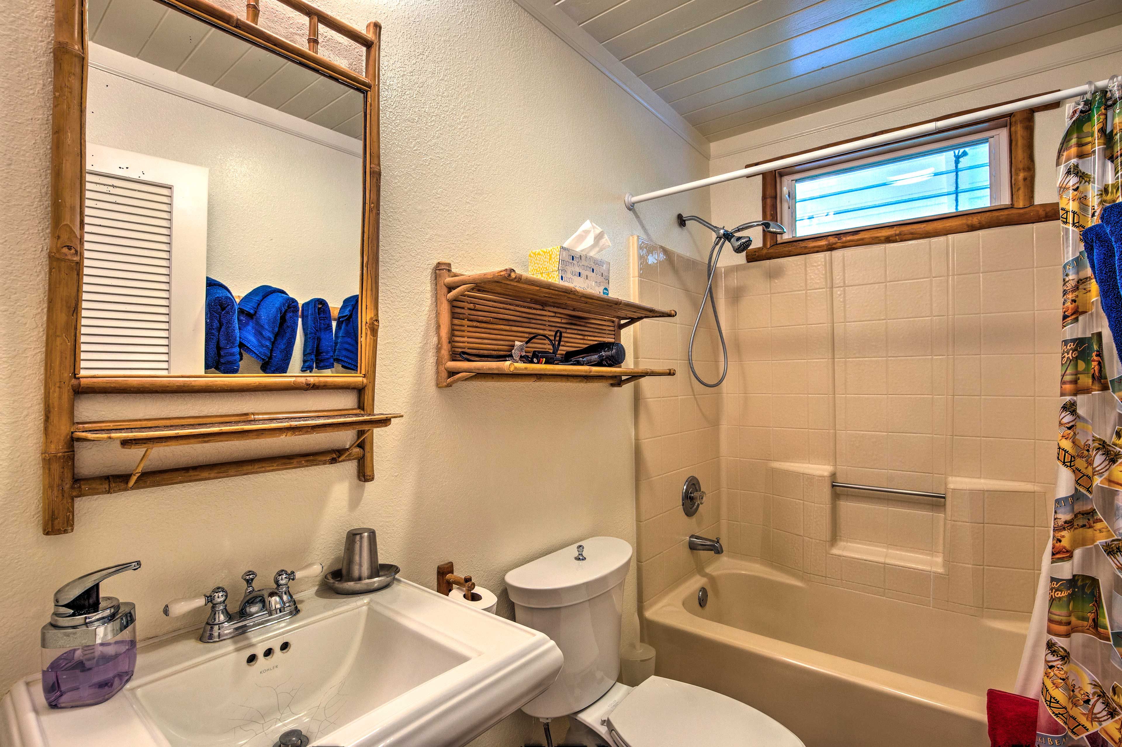 Full Bathroom | Towels Provided