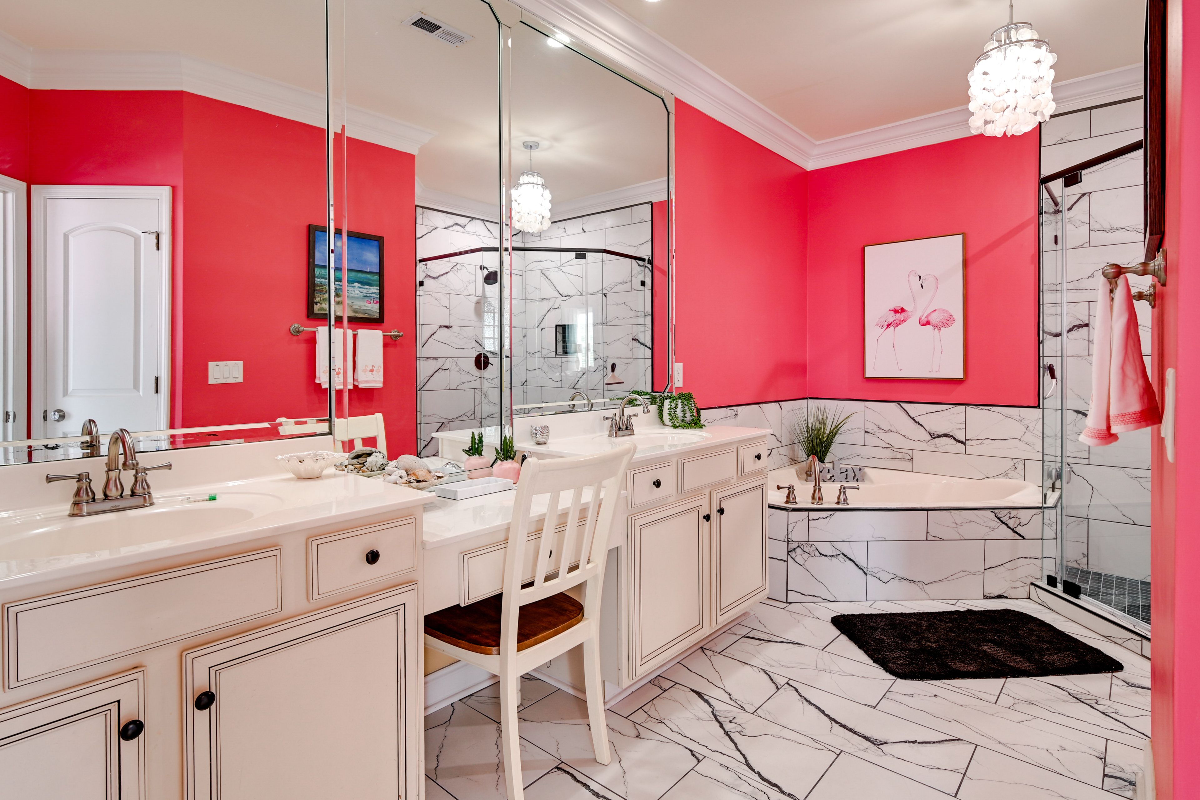 En-Suite Bath | Access via Bedroom 1 | 1st Floor | Stairs Required