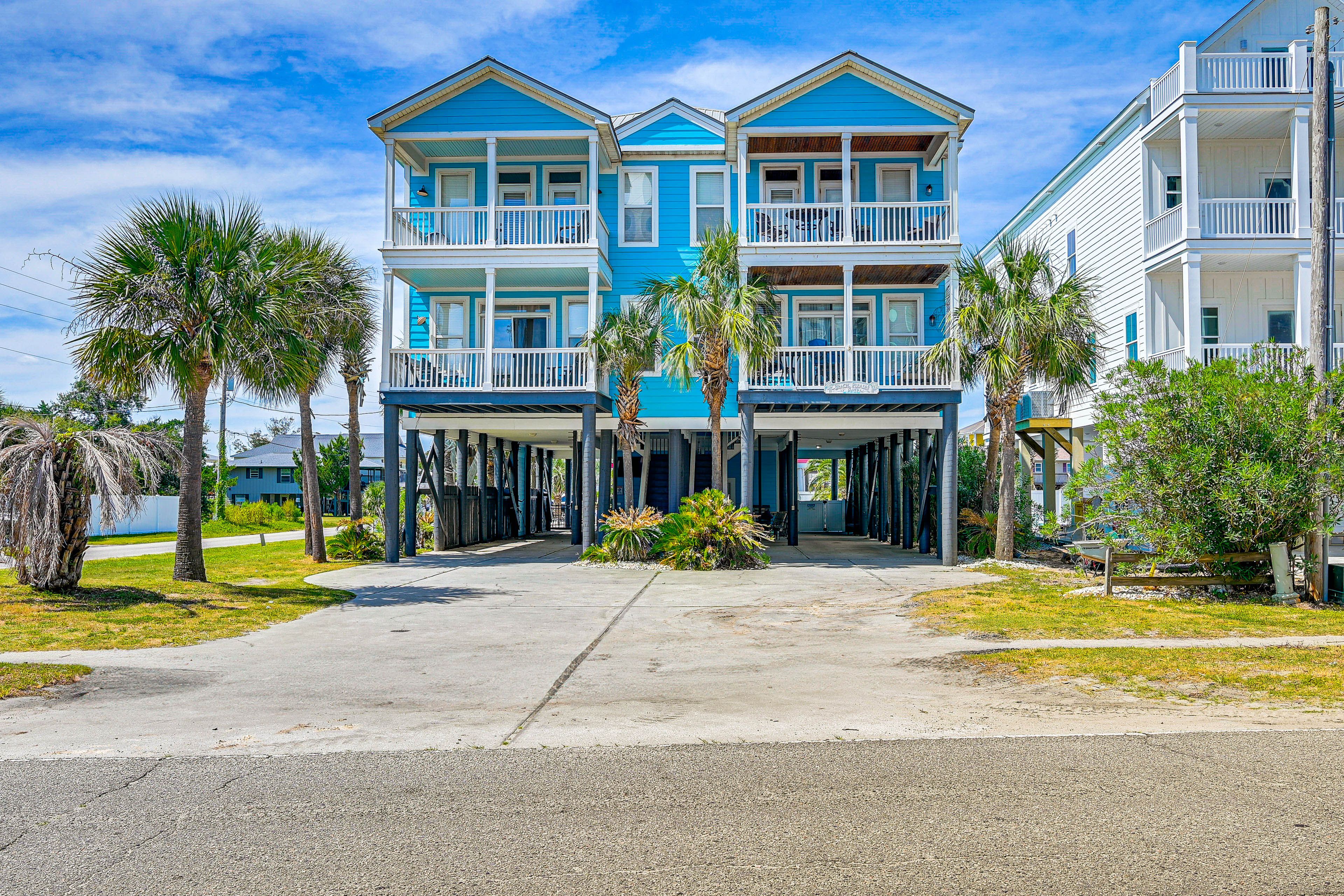 Property Exterior | Driveway (6 Vehicles) | Contactless Check-In