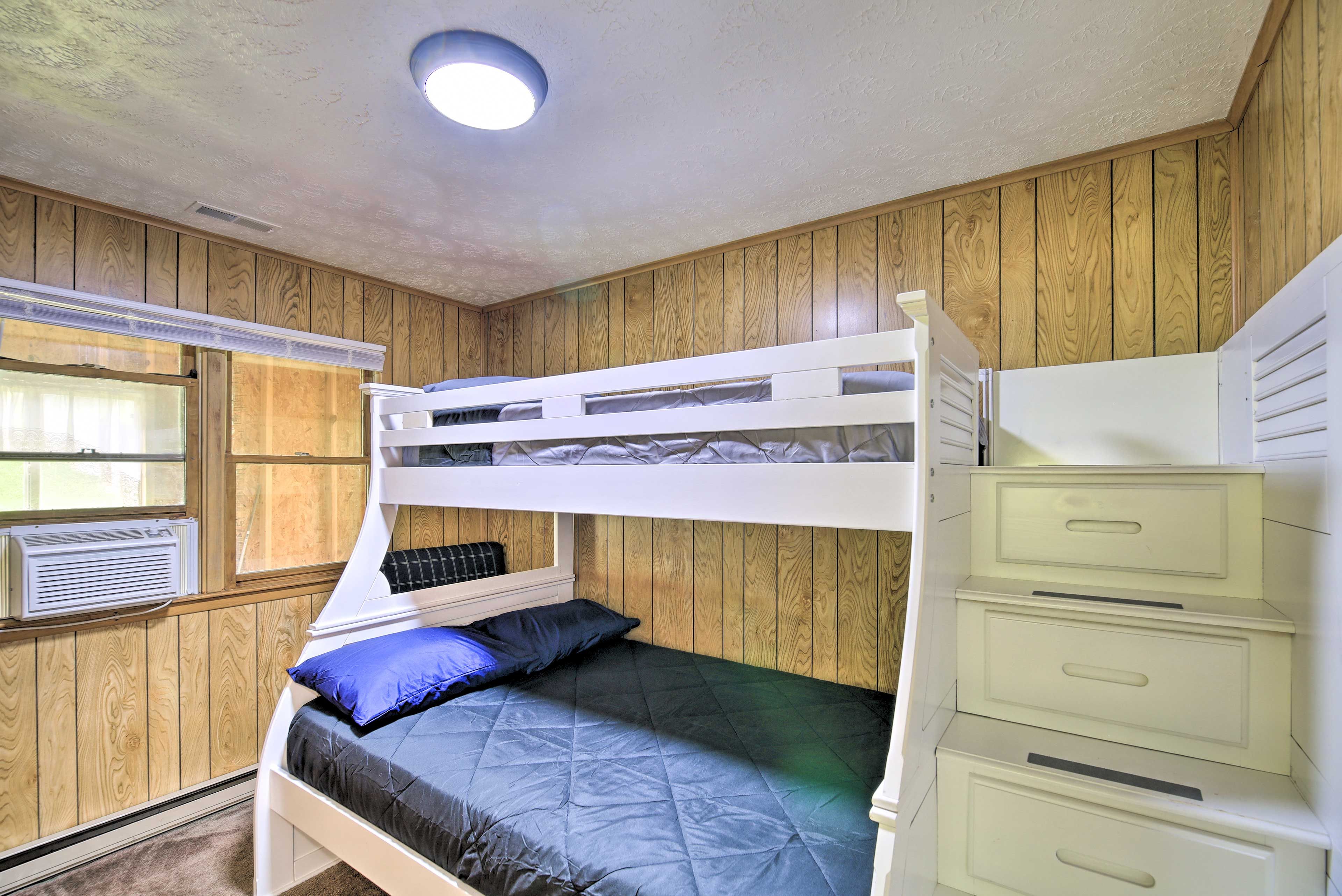 Bedroom 2 | Twin/Full Bunk Bed