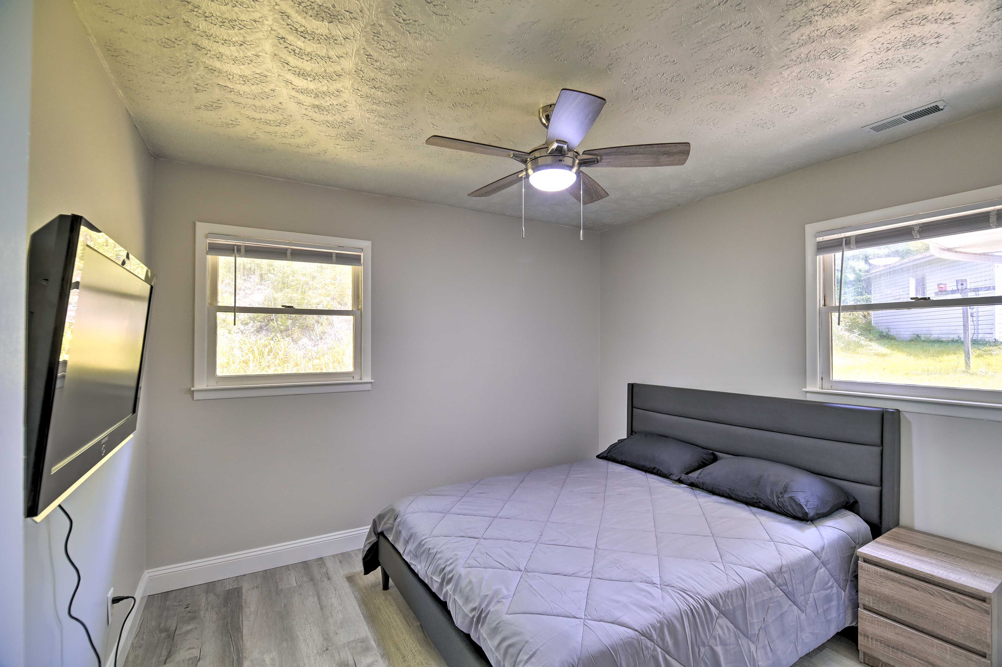 Bedroom 1 | Queen Bed