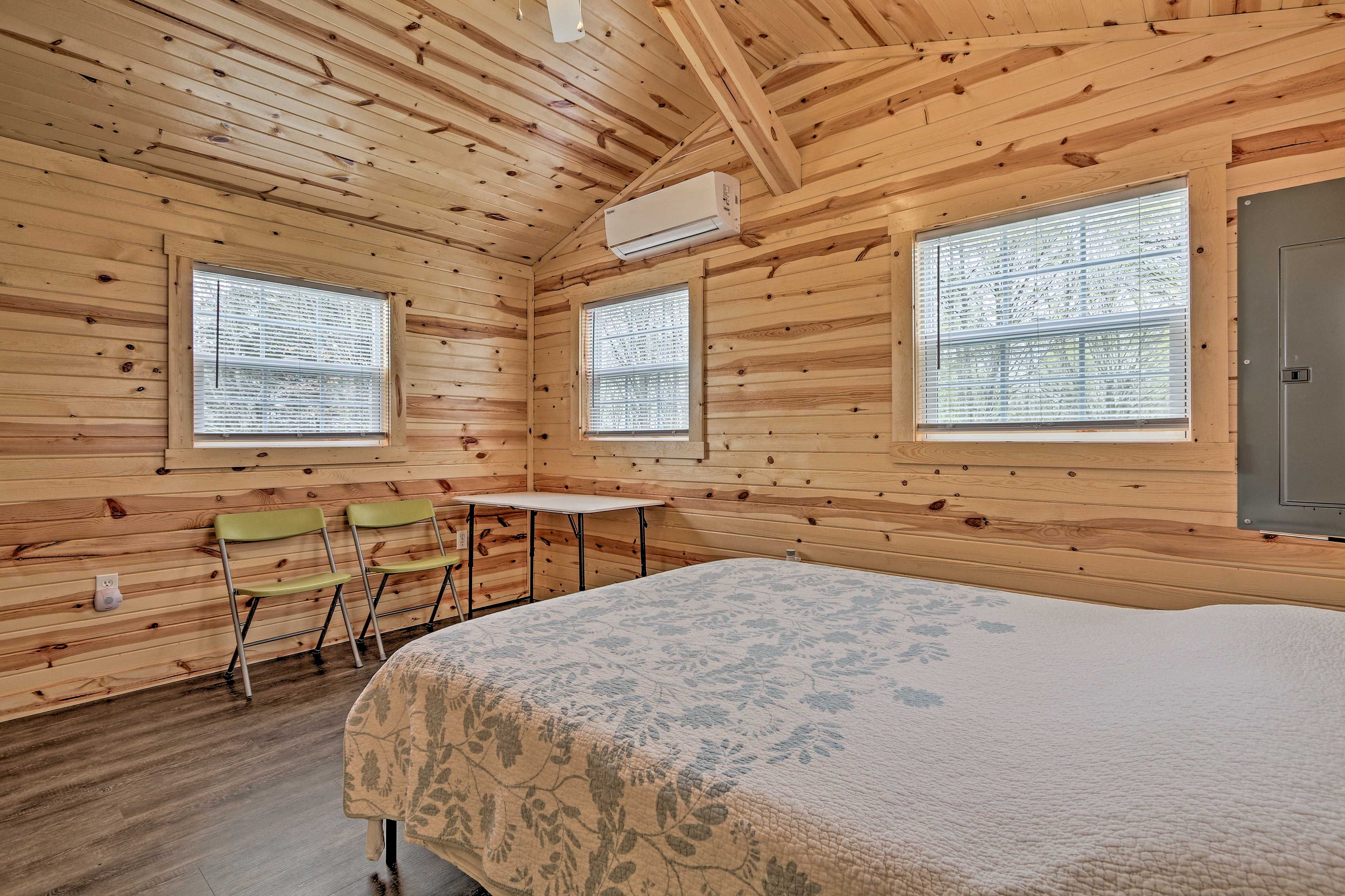Bedroom 1 | Queen Bed