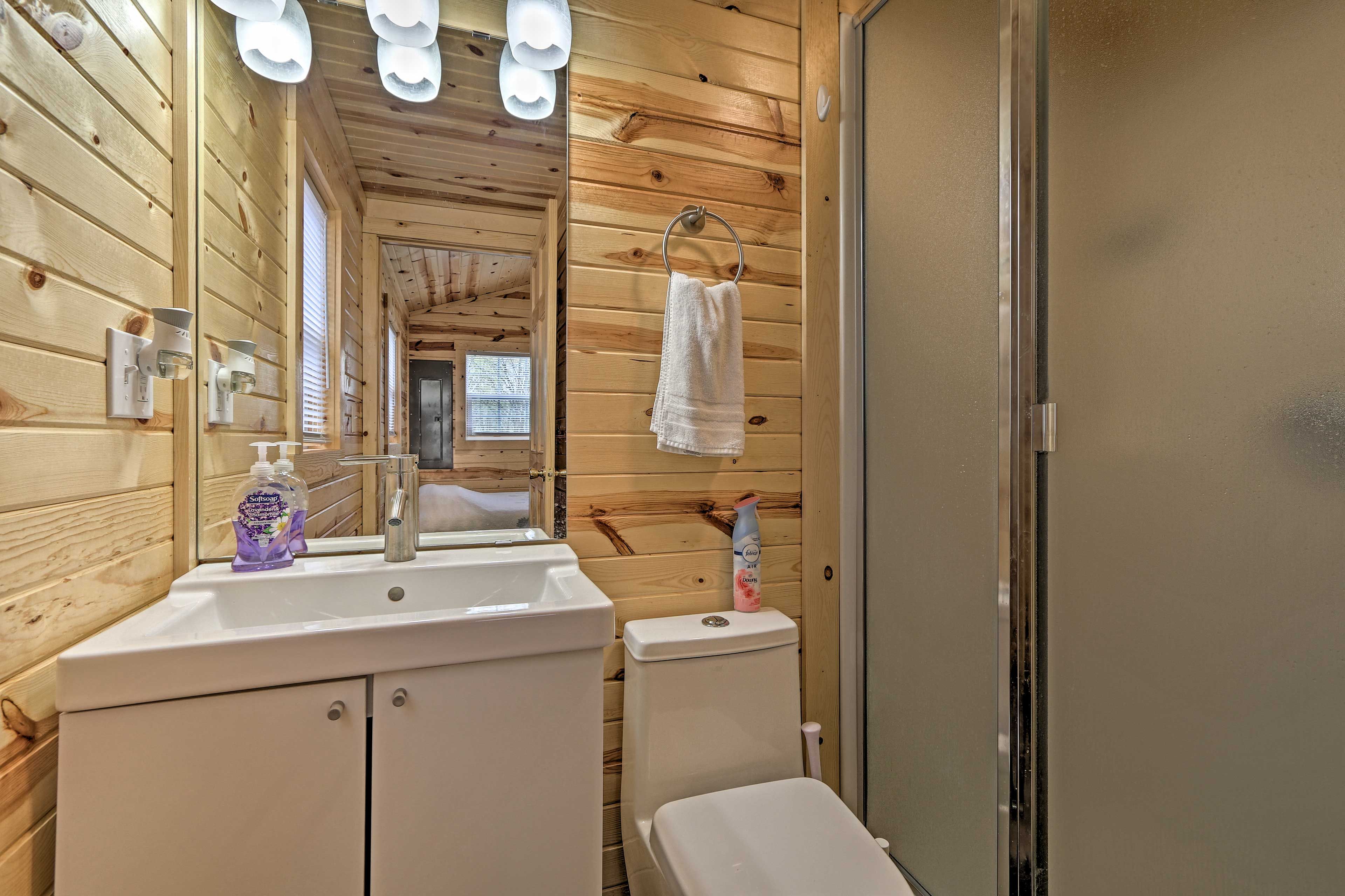 Full Bathroom | Complimentary Toiletries