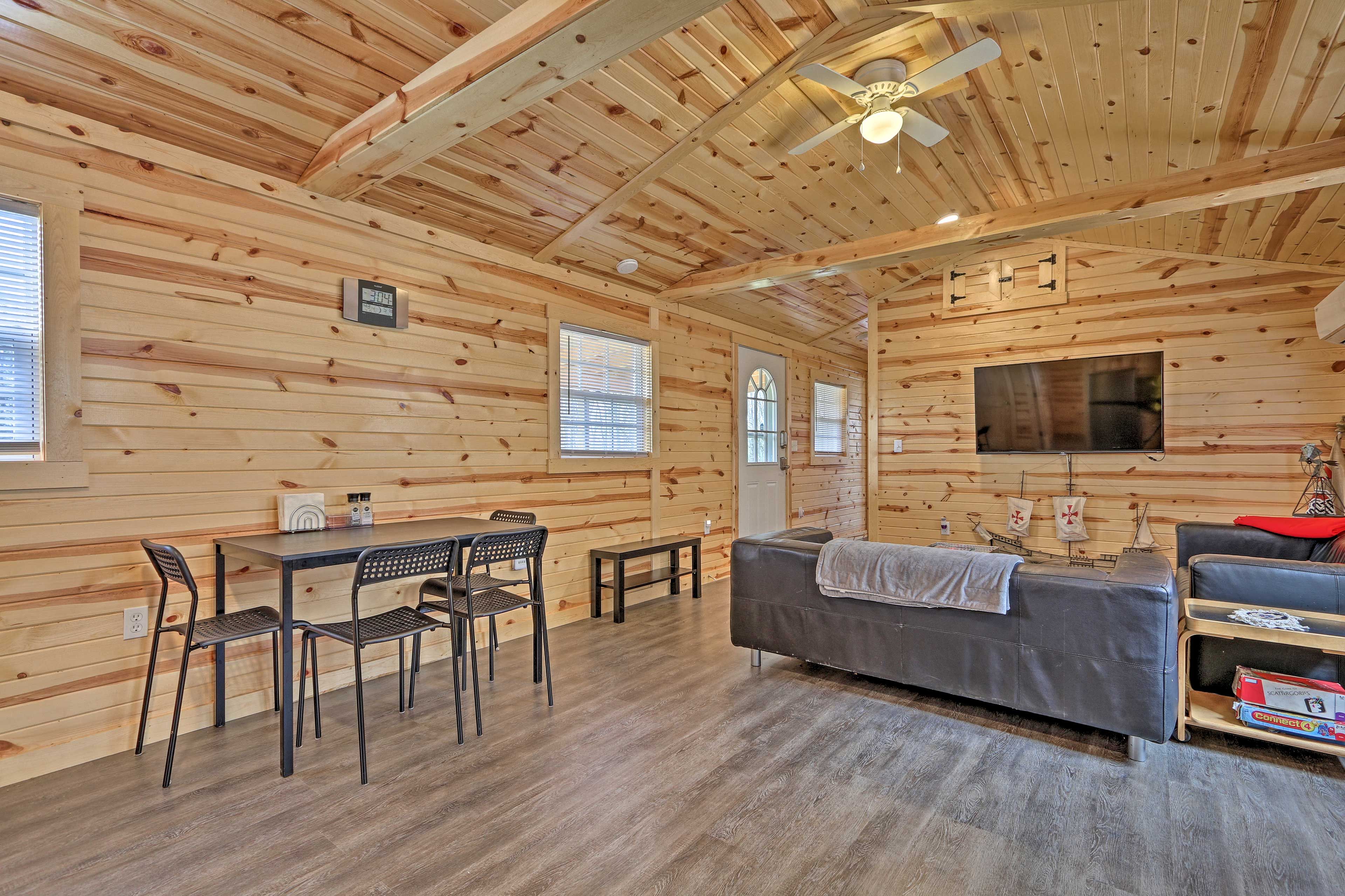 Dining Area | Dishware/Flatware Included