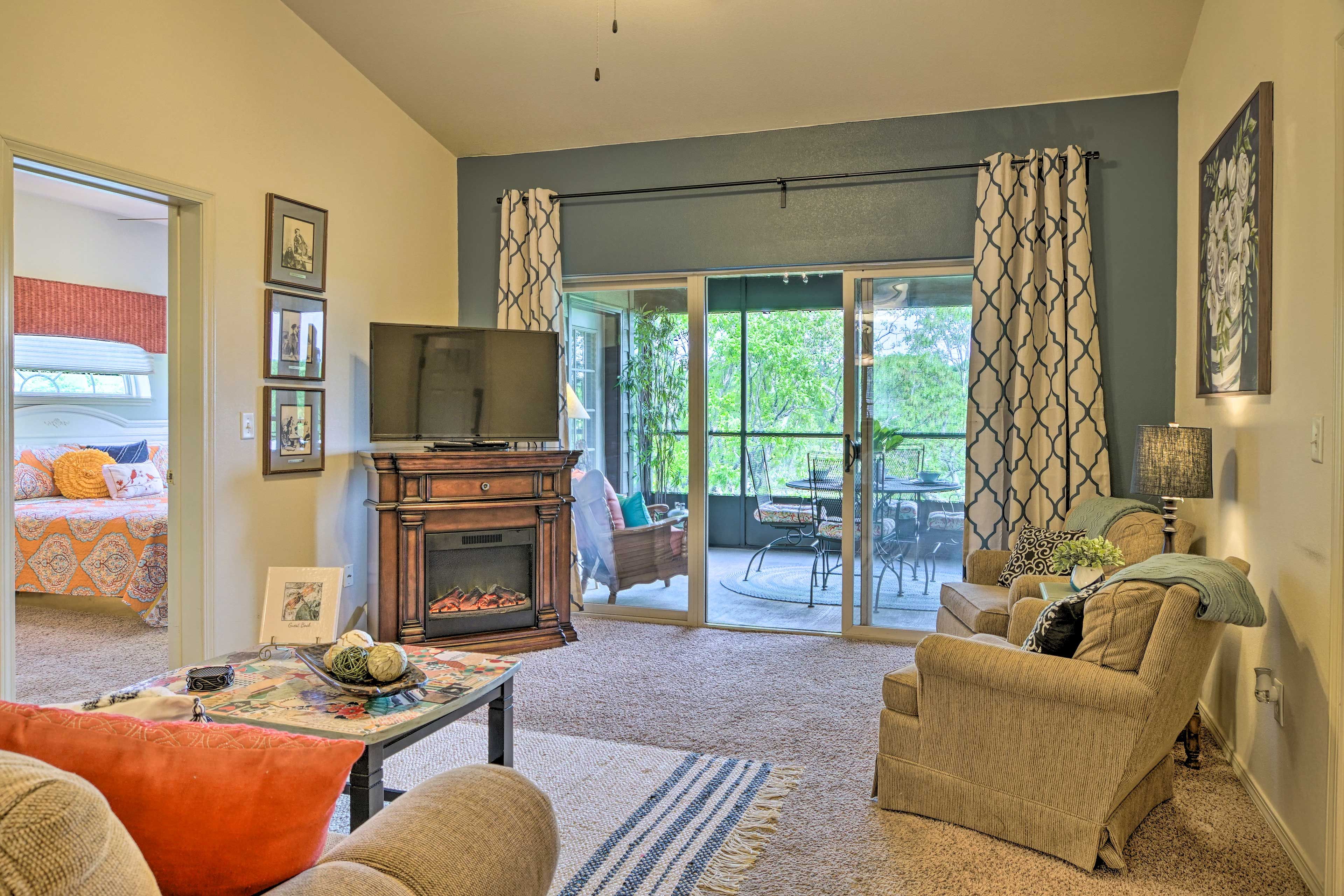 Living Room | Electric Fireplace | Smart TV w/ Cable