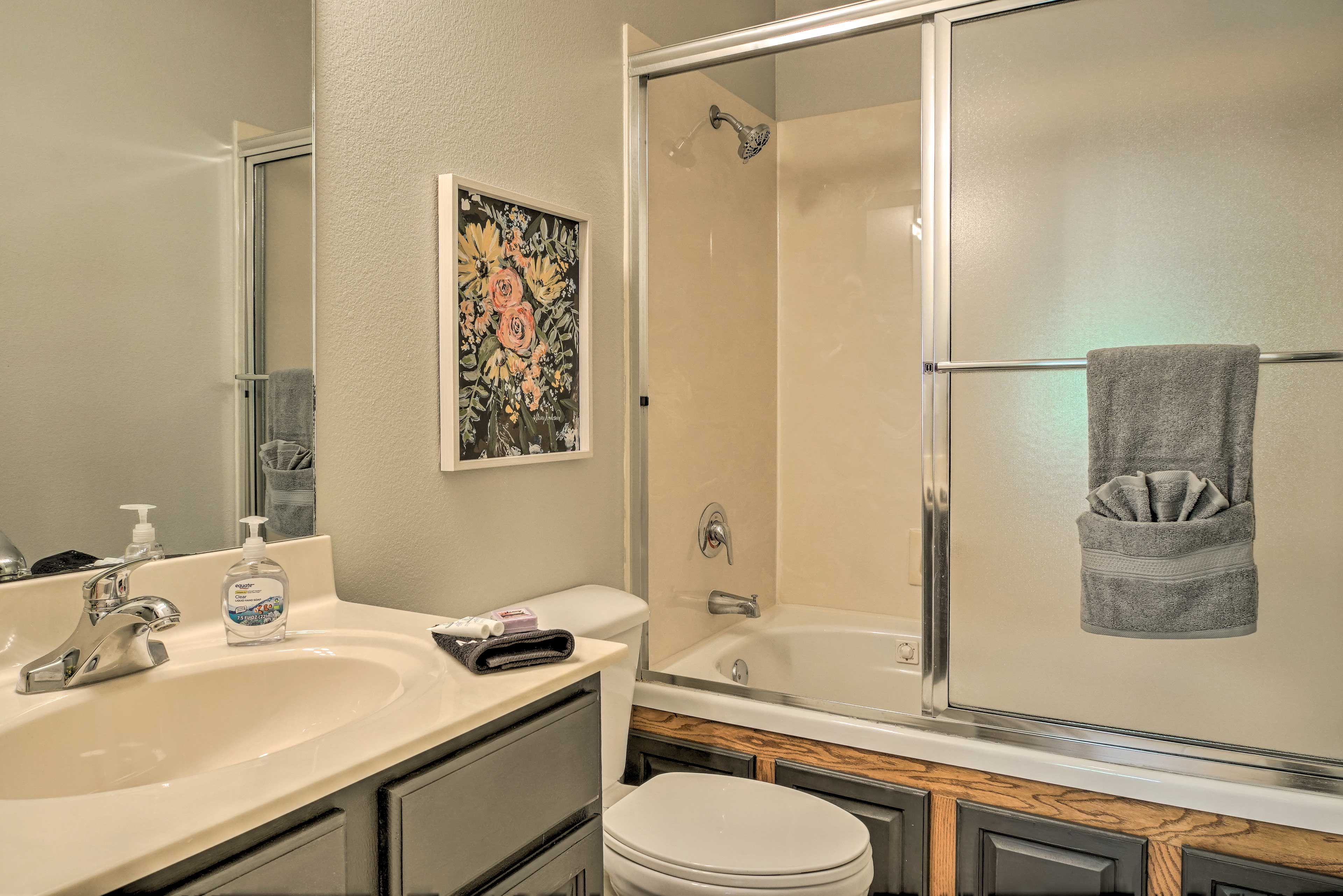 Full Bathroom | Towels Provided | Complimentary Toiletries