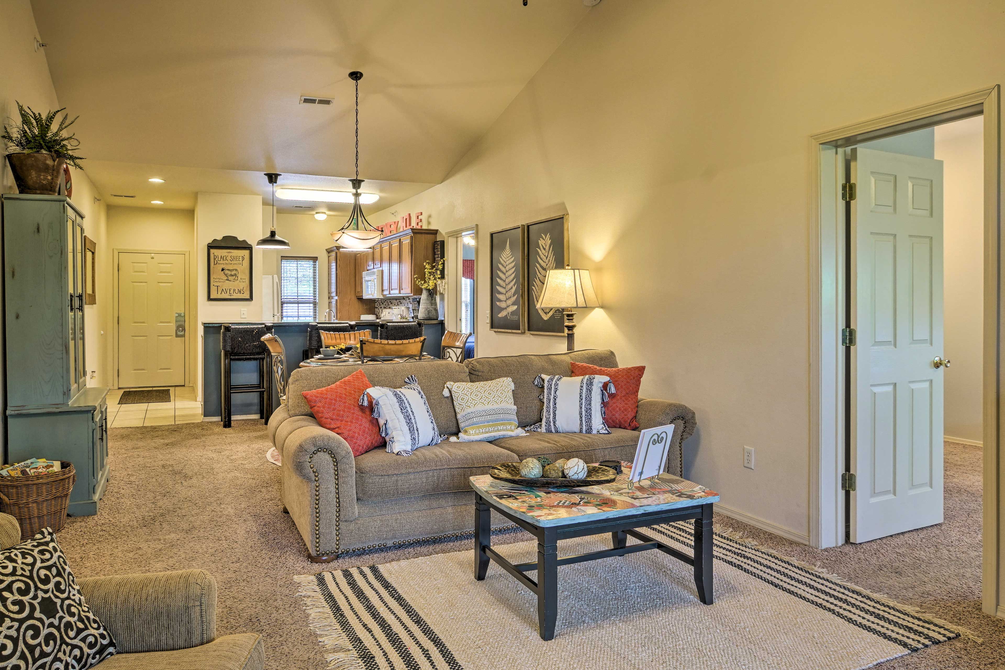 Living Room | Central A/C & Heating | Free WiFi