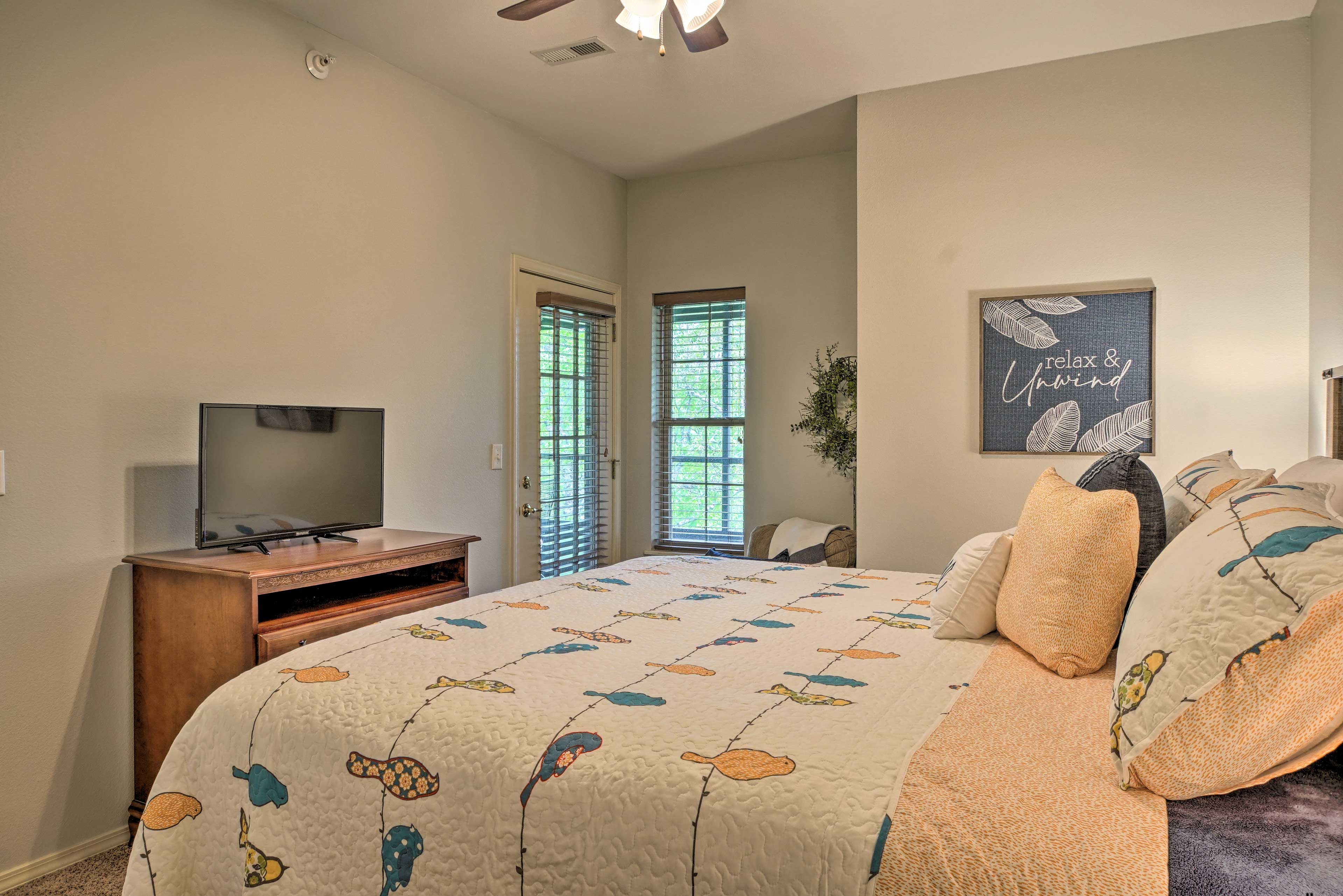 Bedroom 2 | Queen Bed | Smart TV