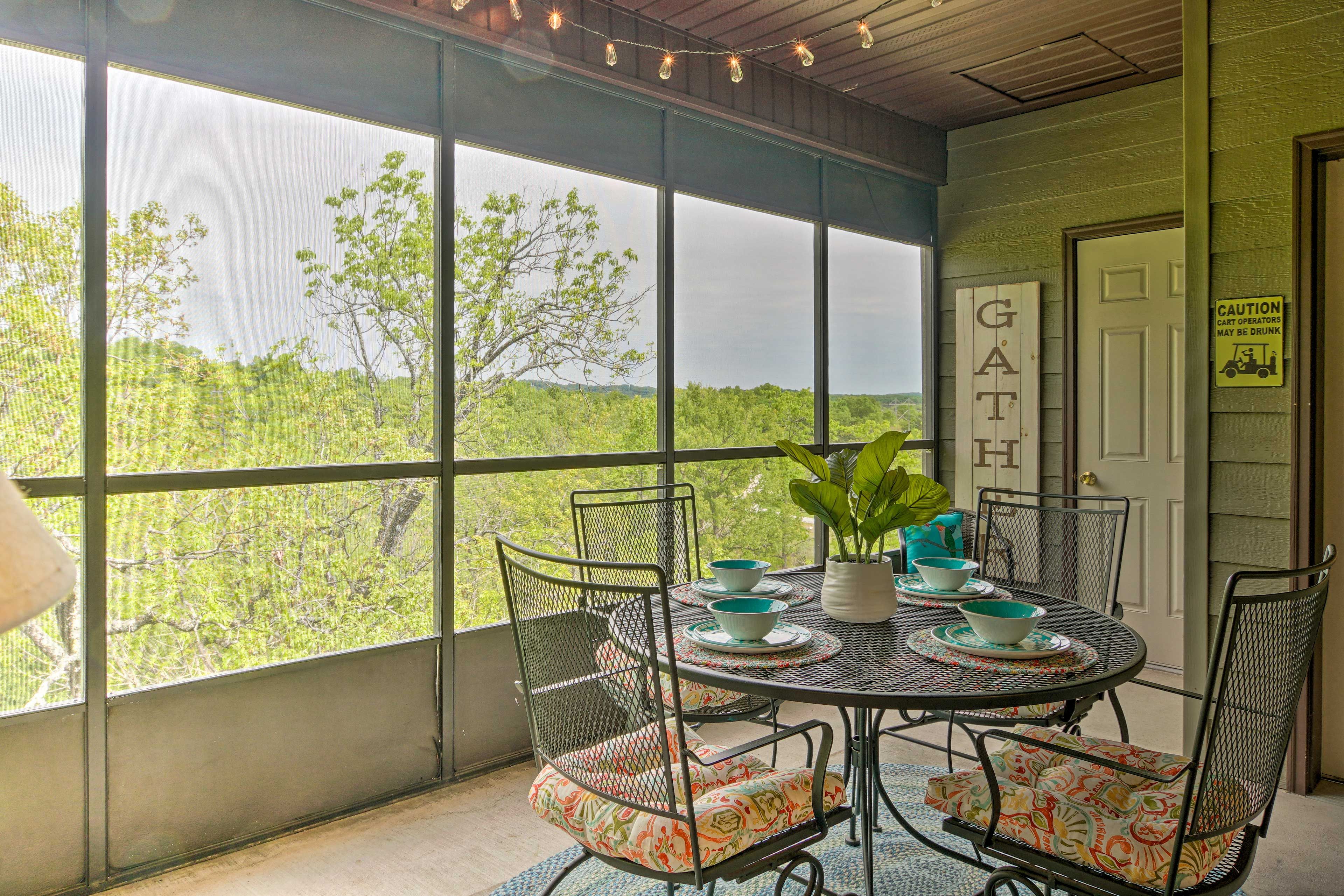 Private Screened-In Porch | Dining Space