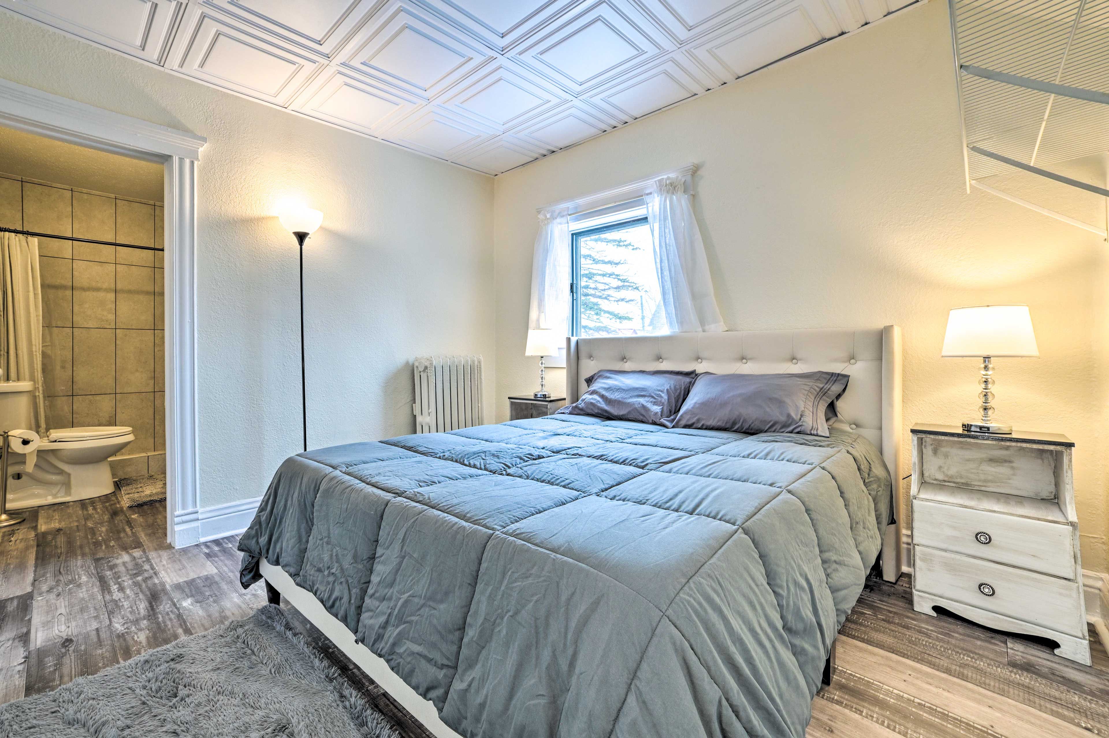 Bedroom | Main Level | Queen Bed
