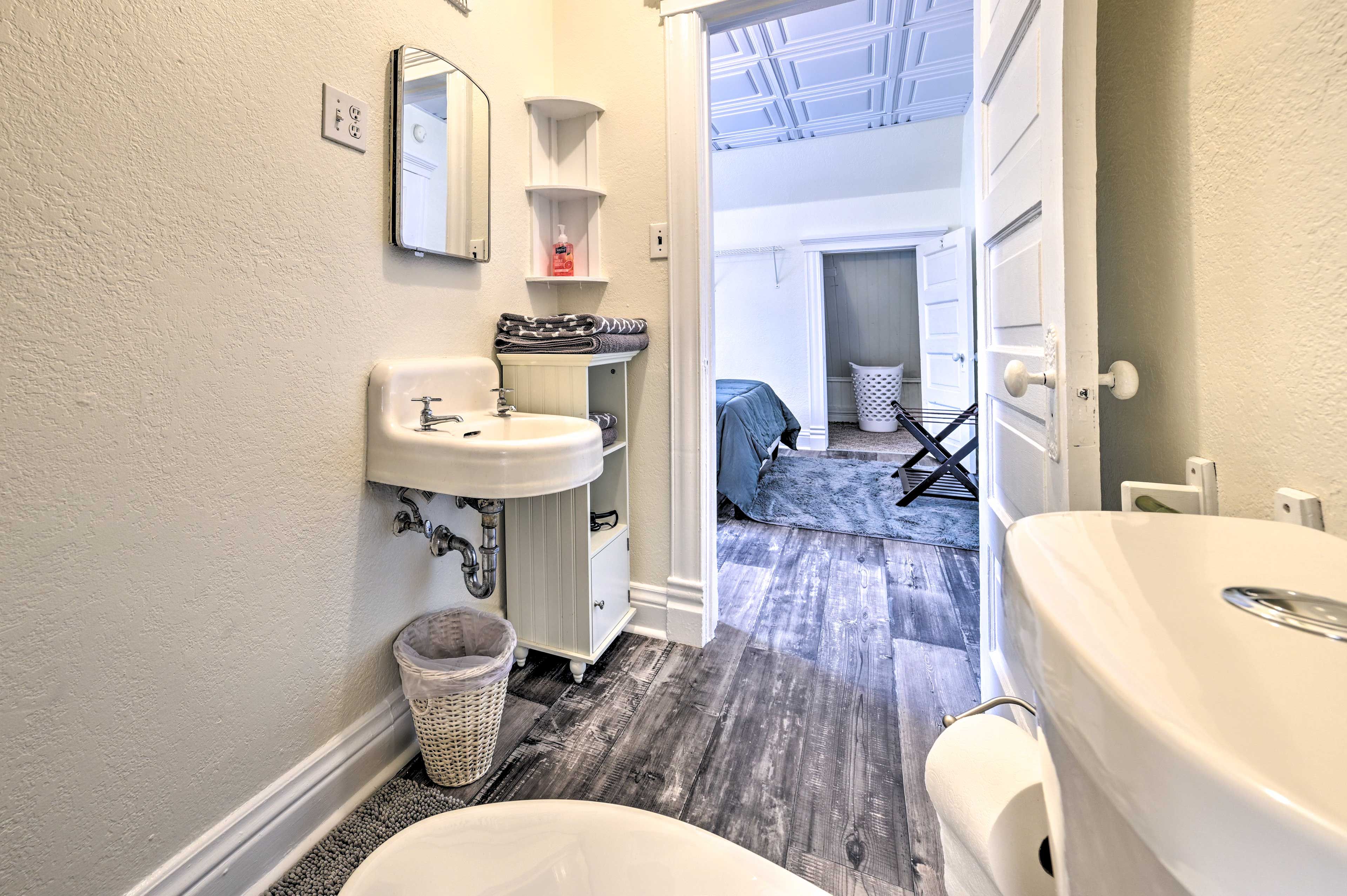 En-Suite Bathroom | Main Level | Towels Provided