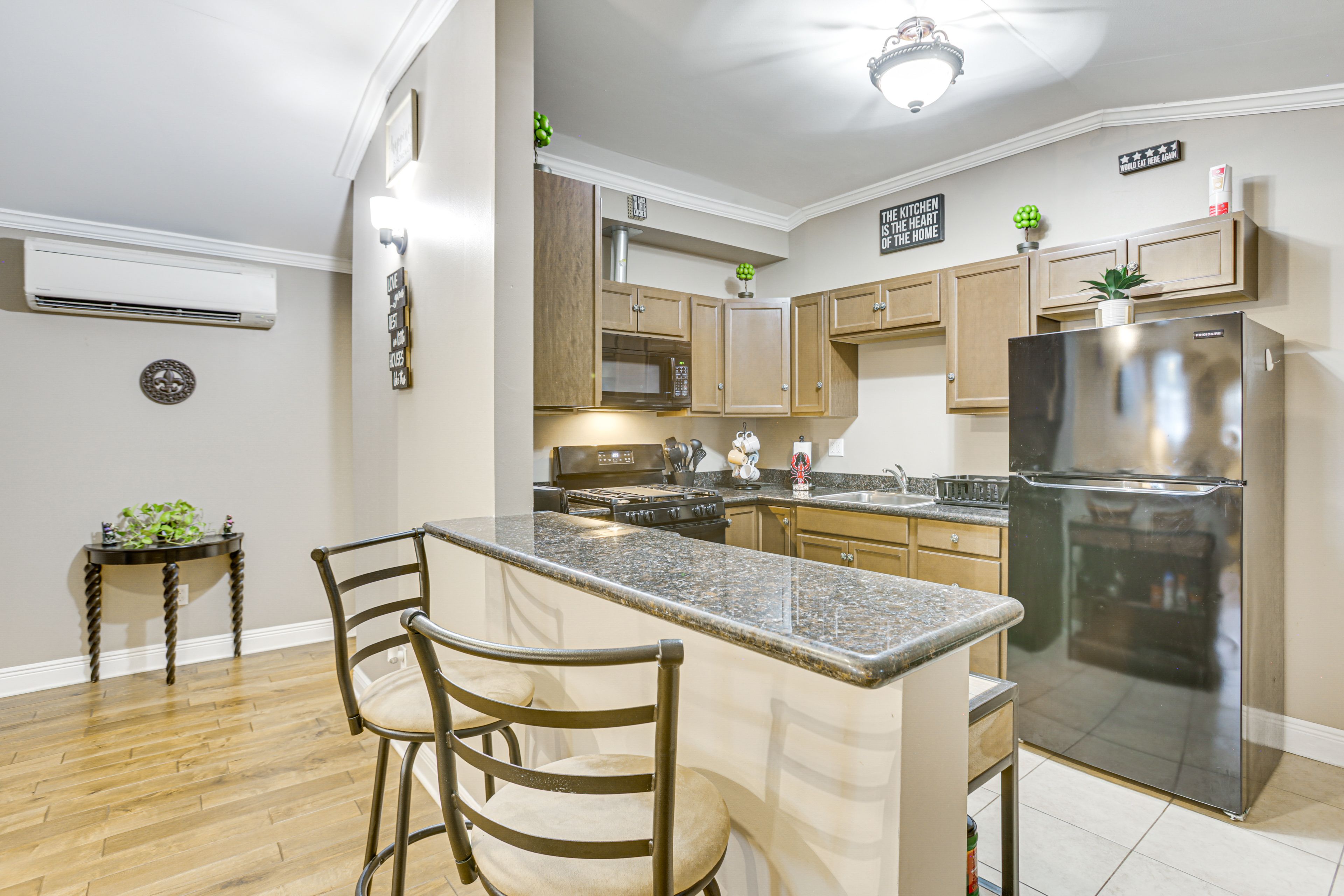 Kitchen | Breakfast Bar