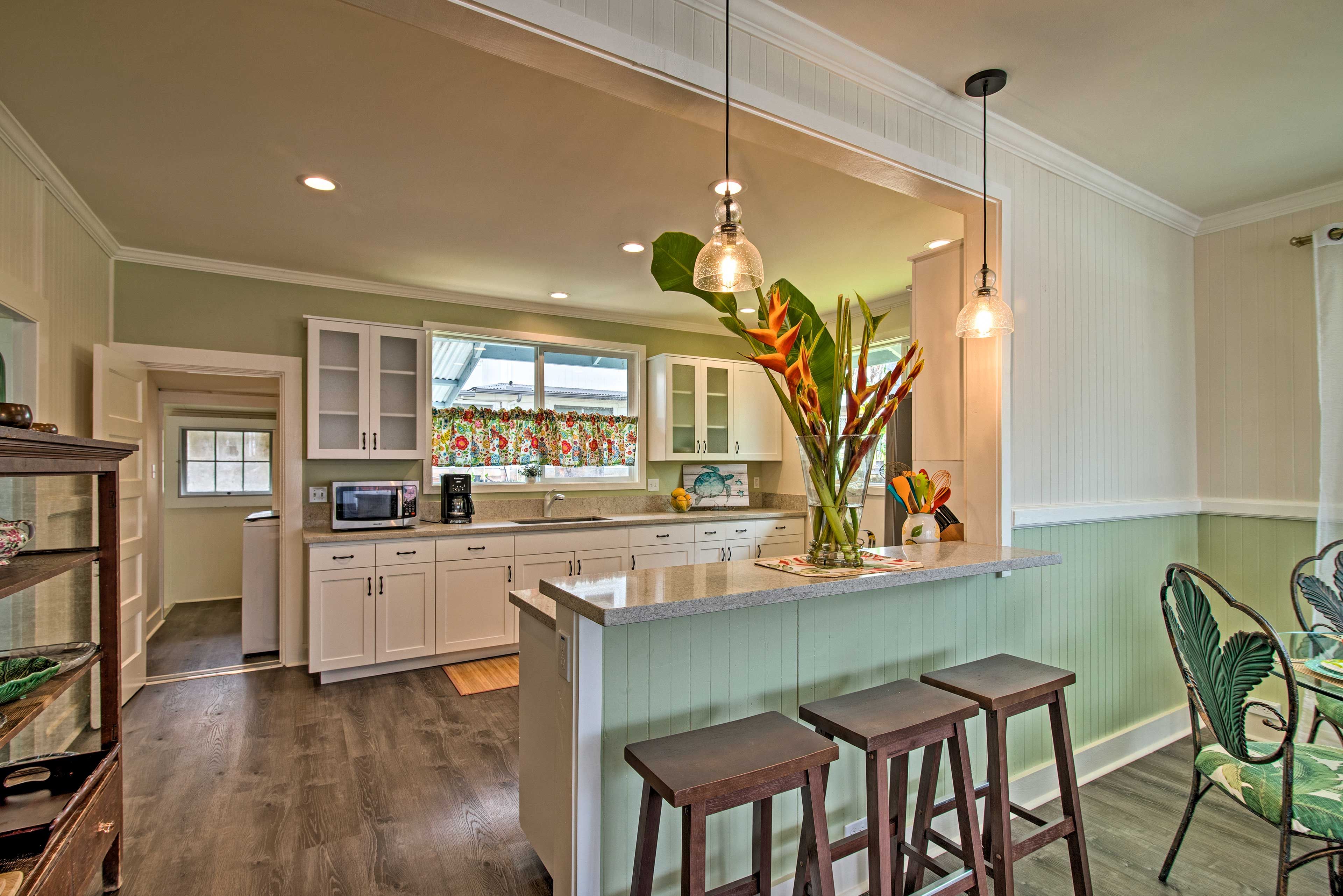 Well-Equipped Kitchen | Microwave