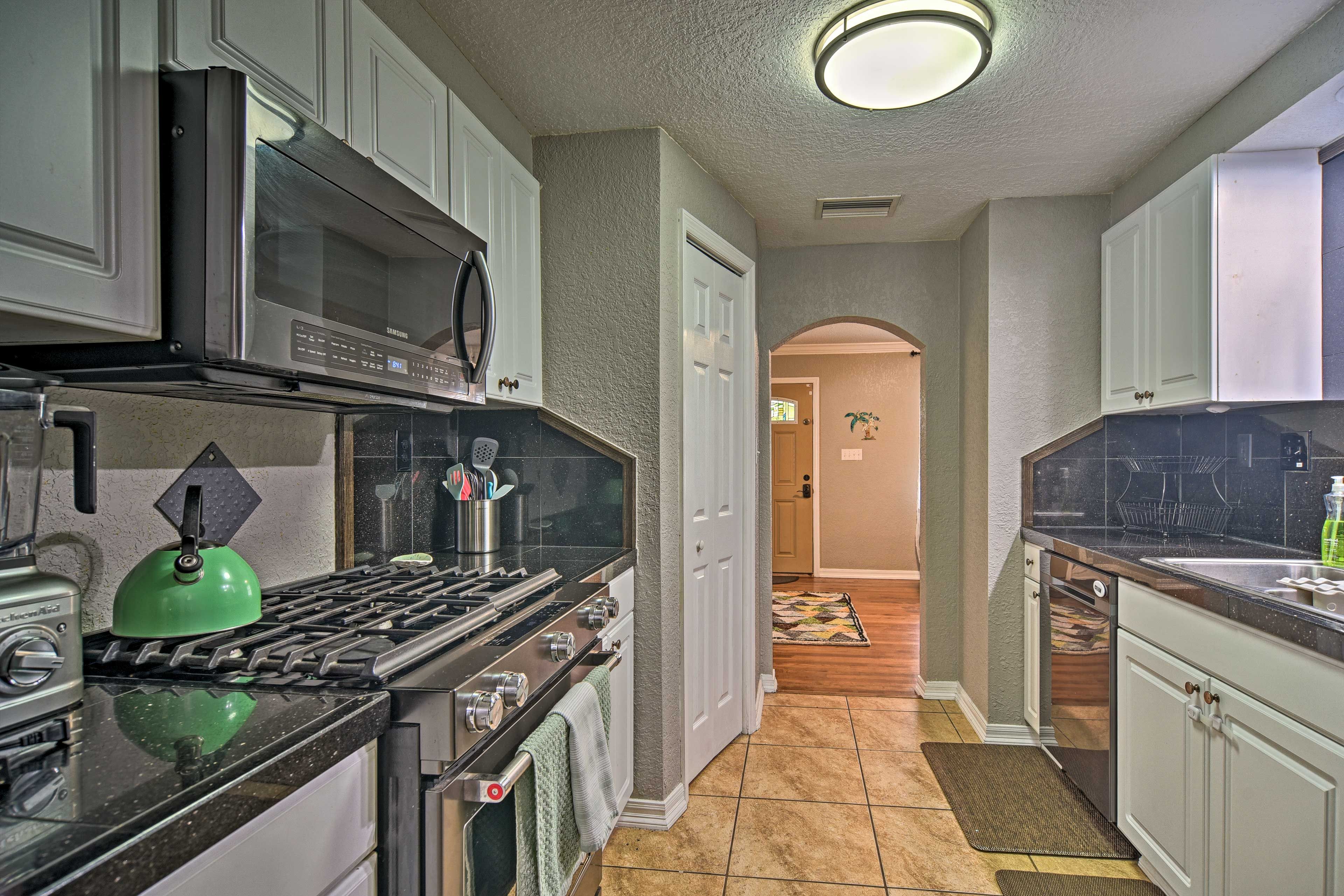 Kitchen | Fully Equipped w/ Stainless Steel Appliances