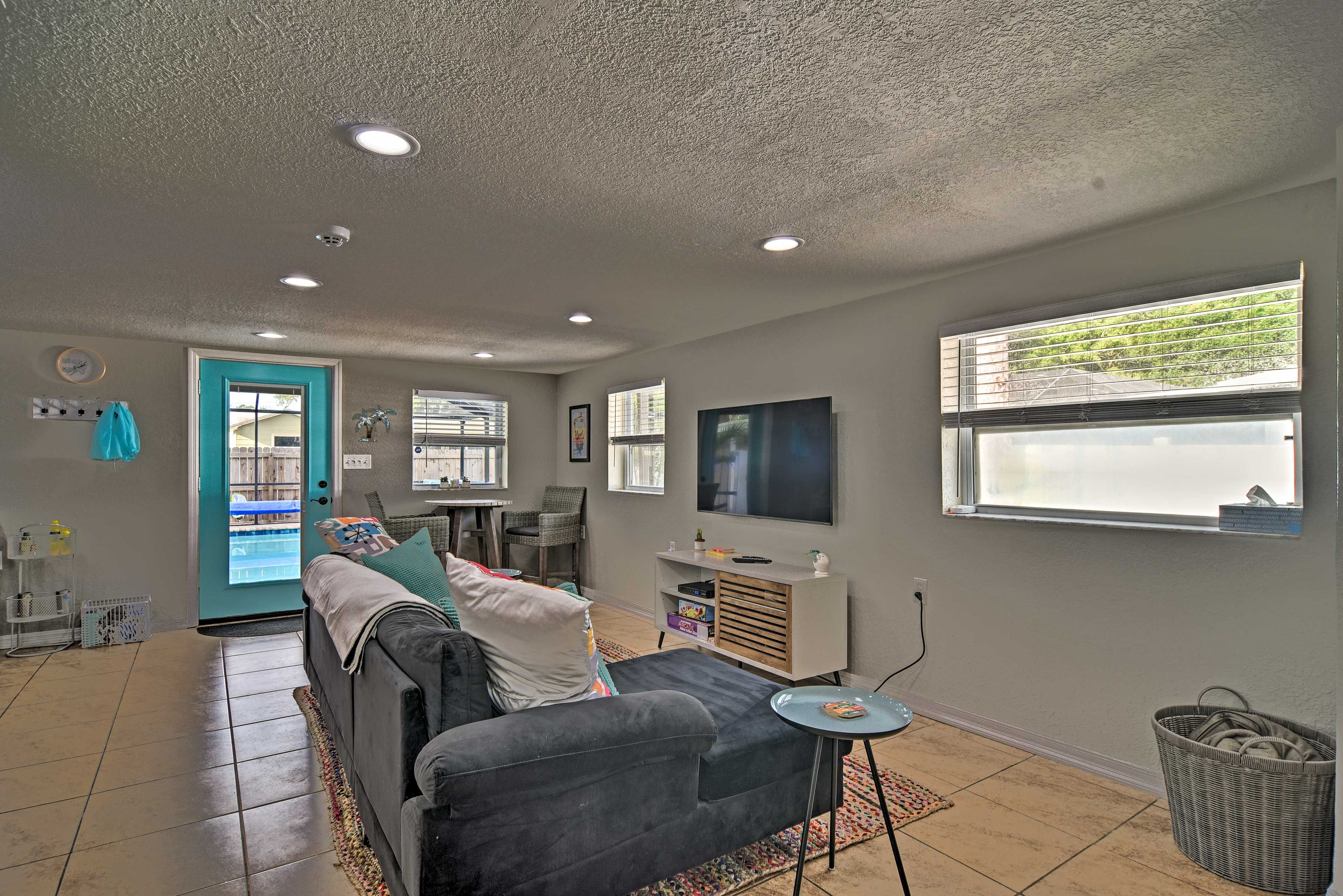 Living Room | Smart TV w/ Cable
