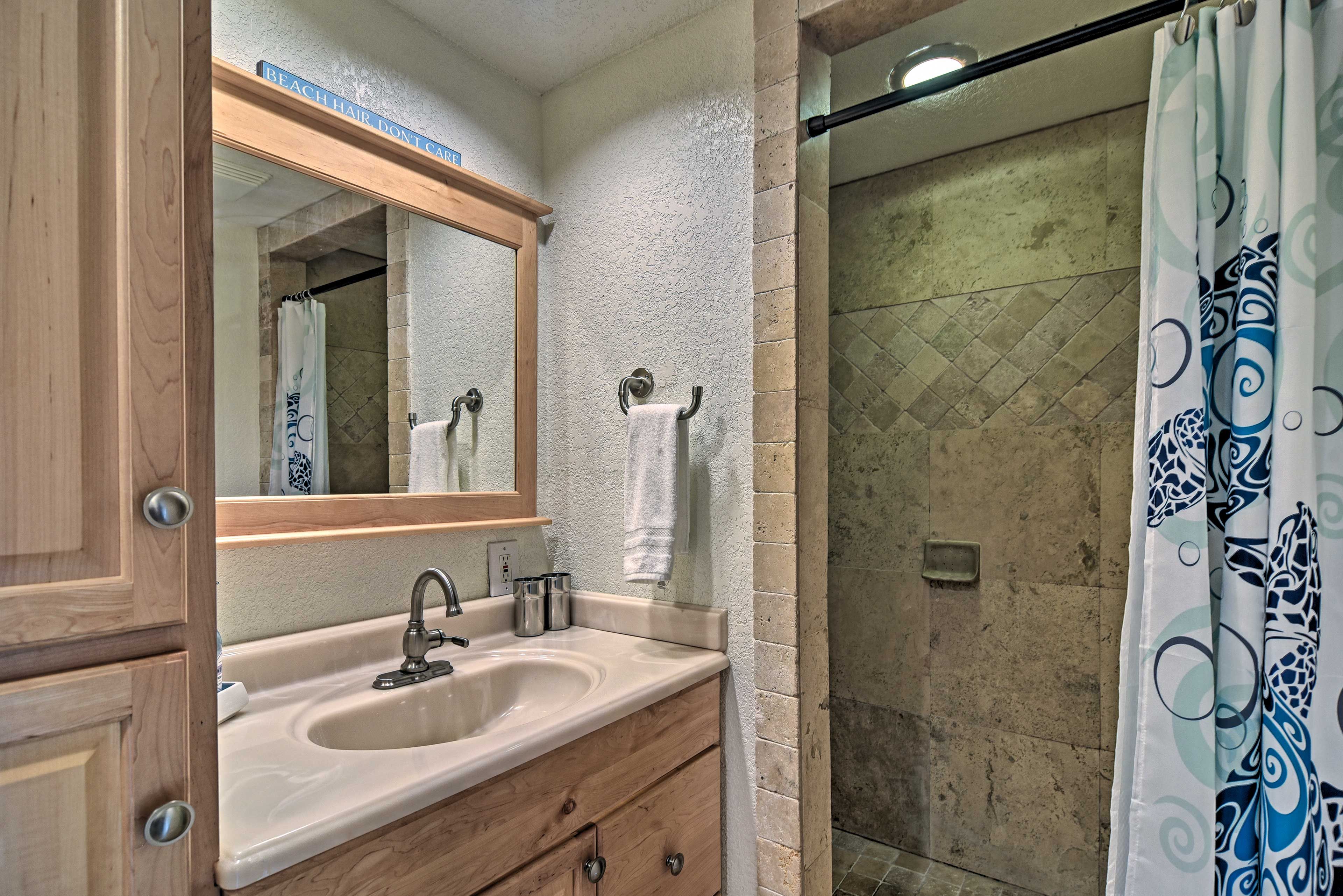 Full Bathroom | Towels Provided