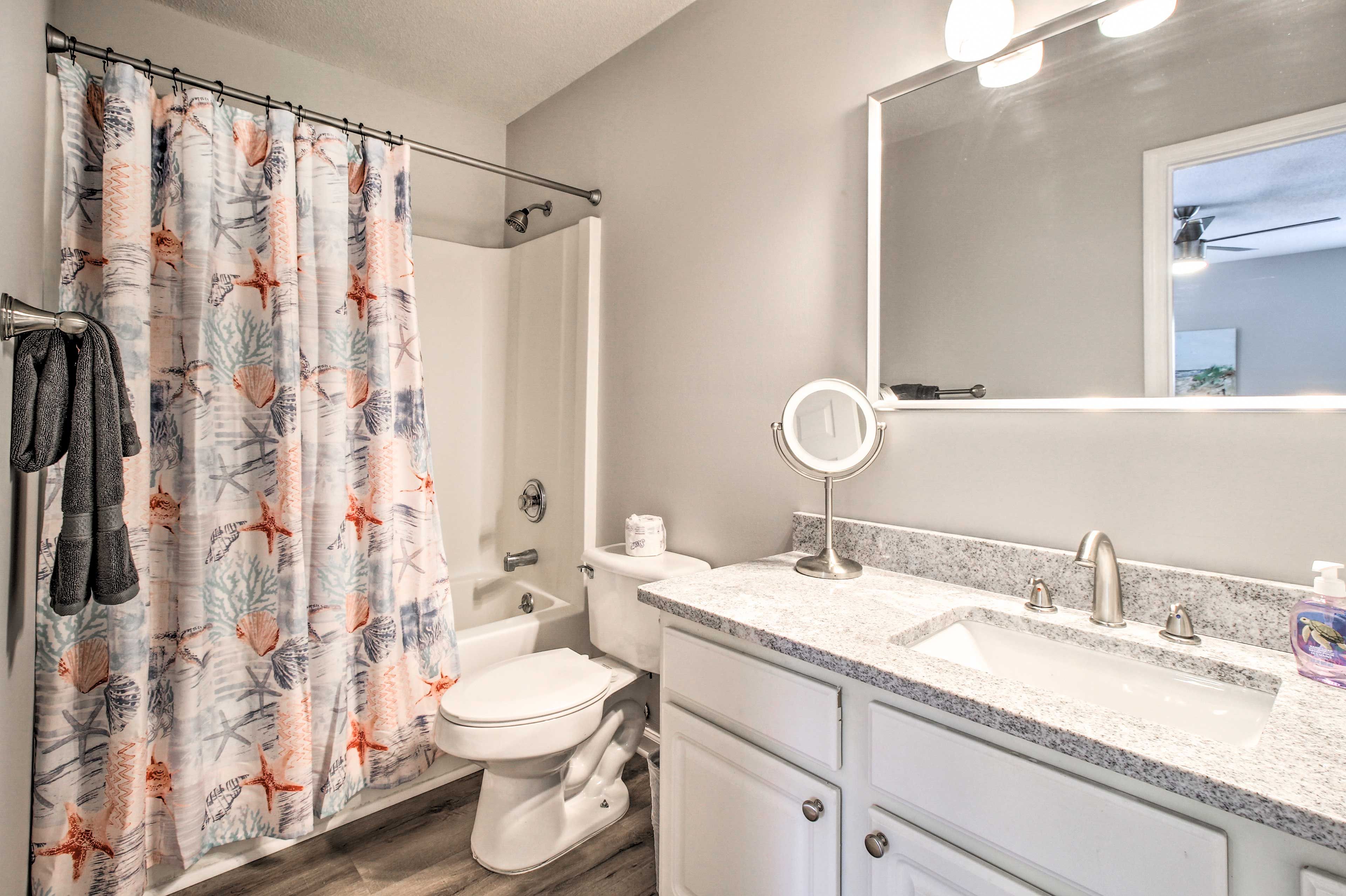 Full Bathroom | Towels Provided | Shower/Tub Combo