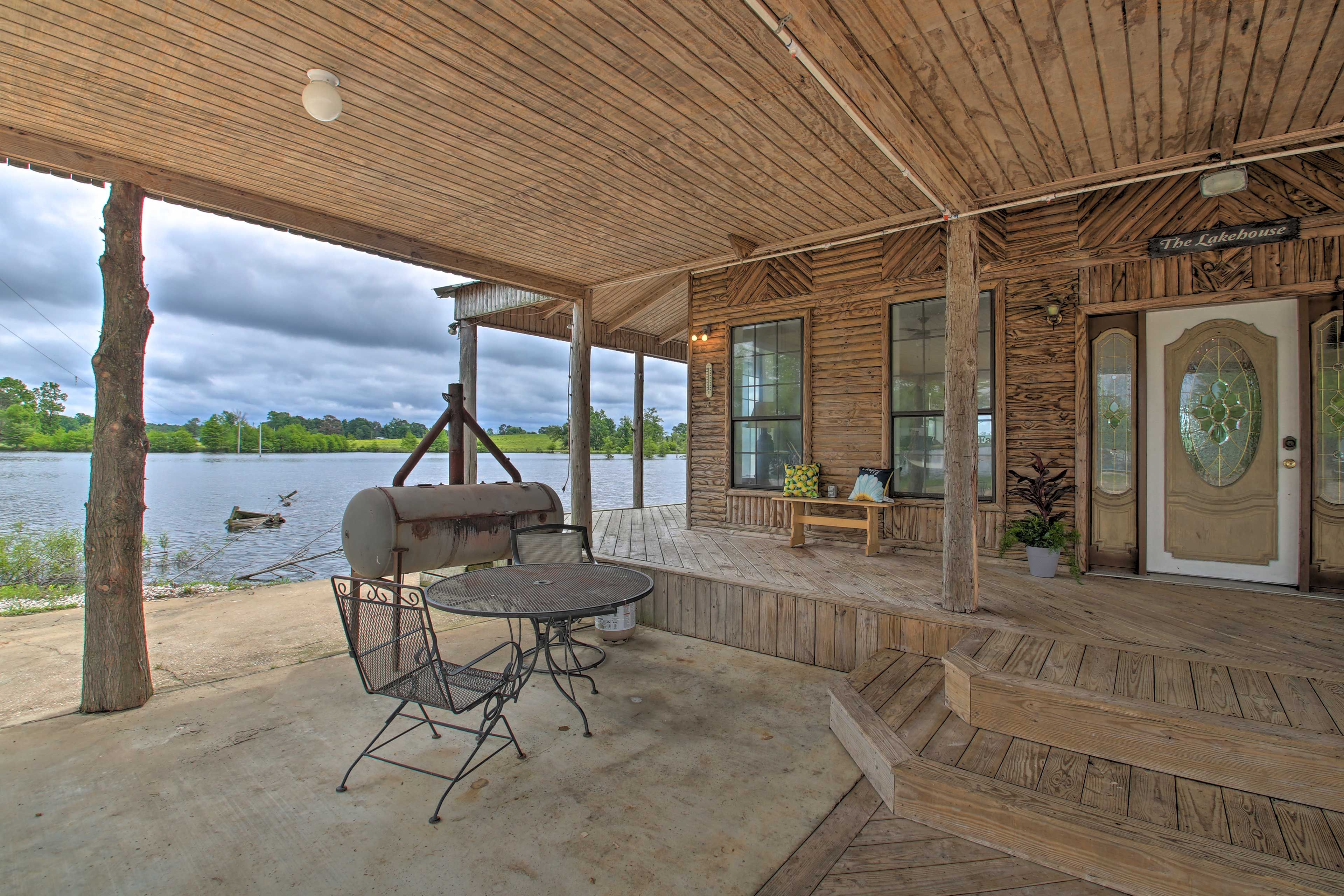 Covered Patio | Charcoal Grill