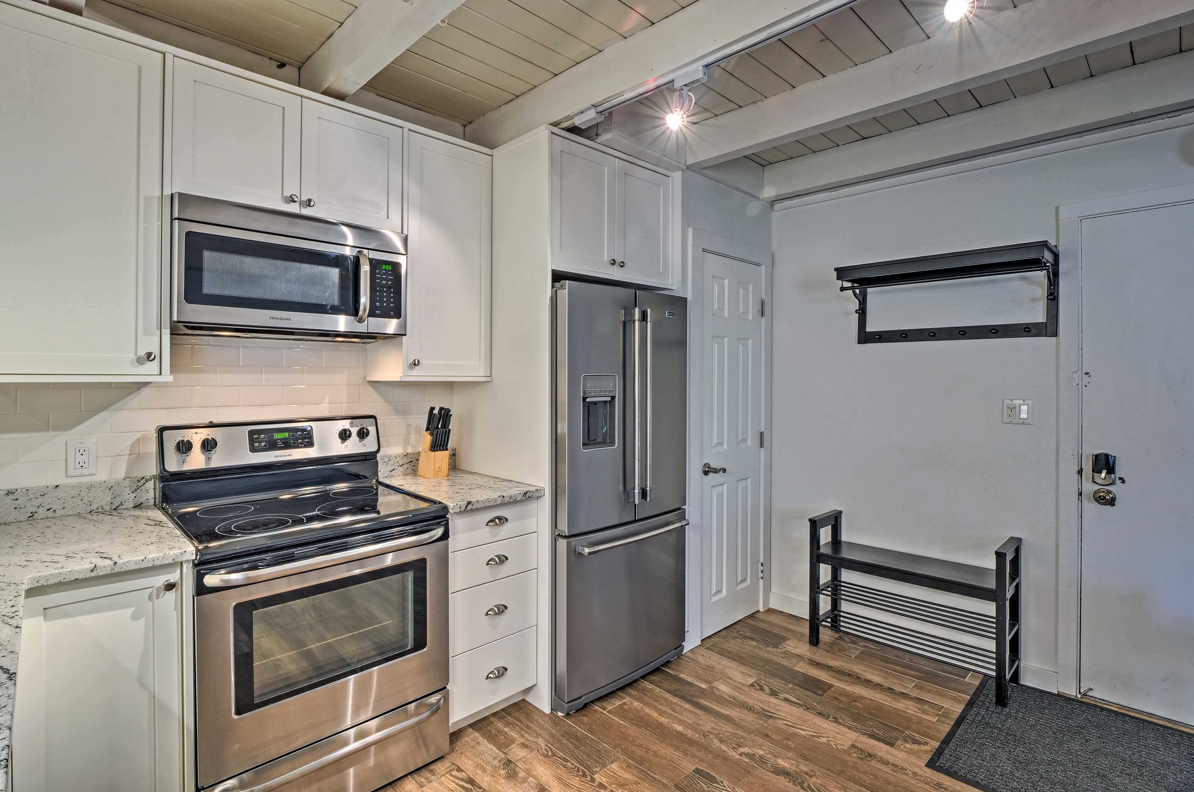 Kitchen | Dishware & Glassware | Updated Appliances