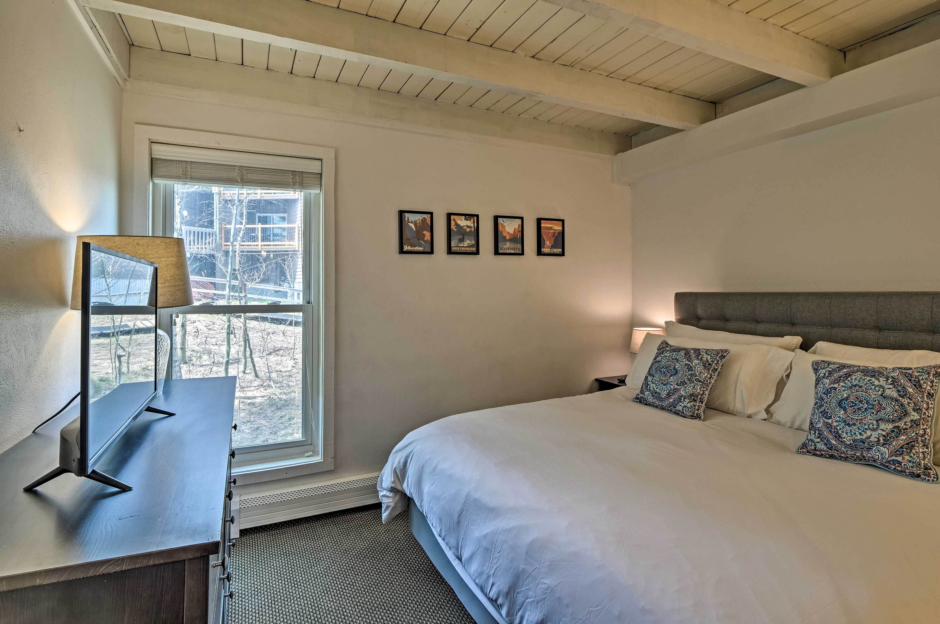 Bedroom 1 | King Bed