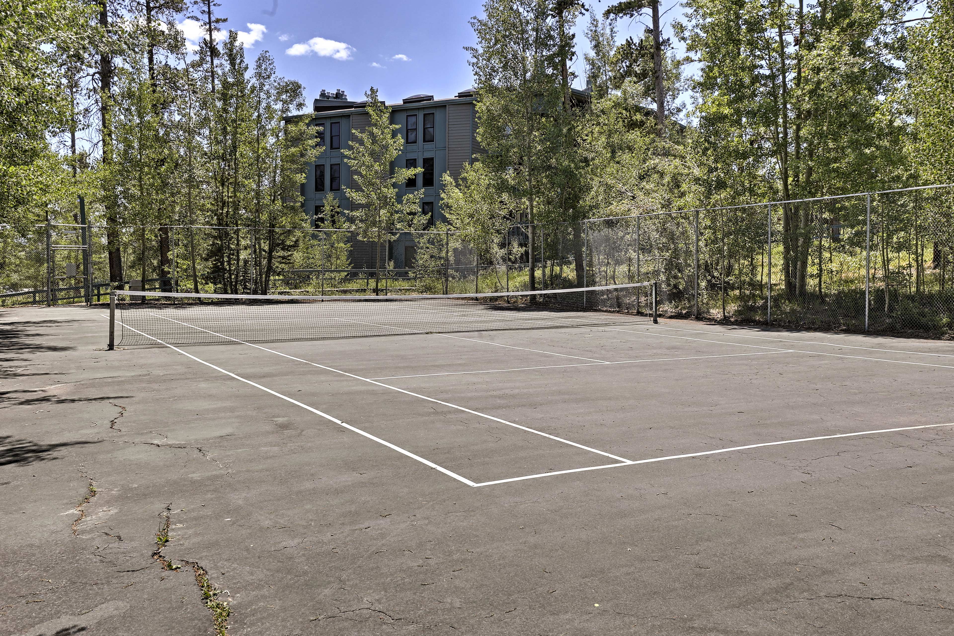 Community Amenities | Tennis Court