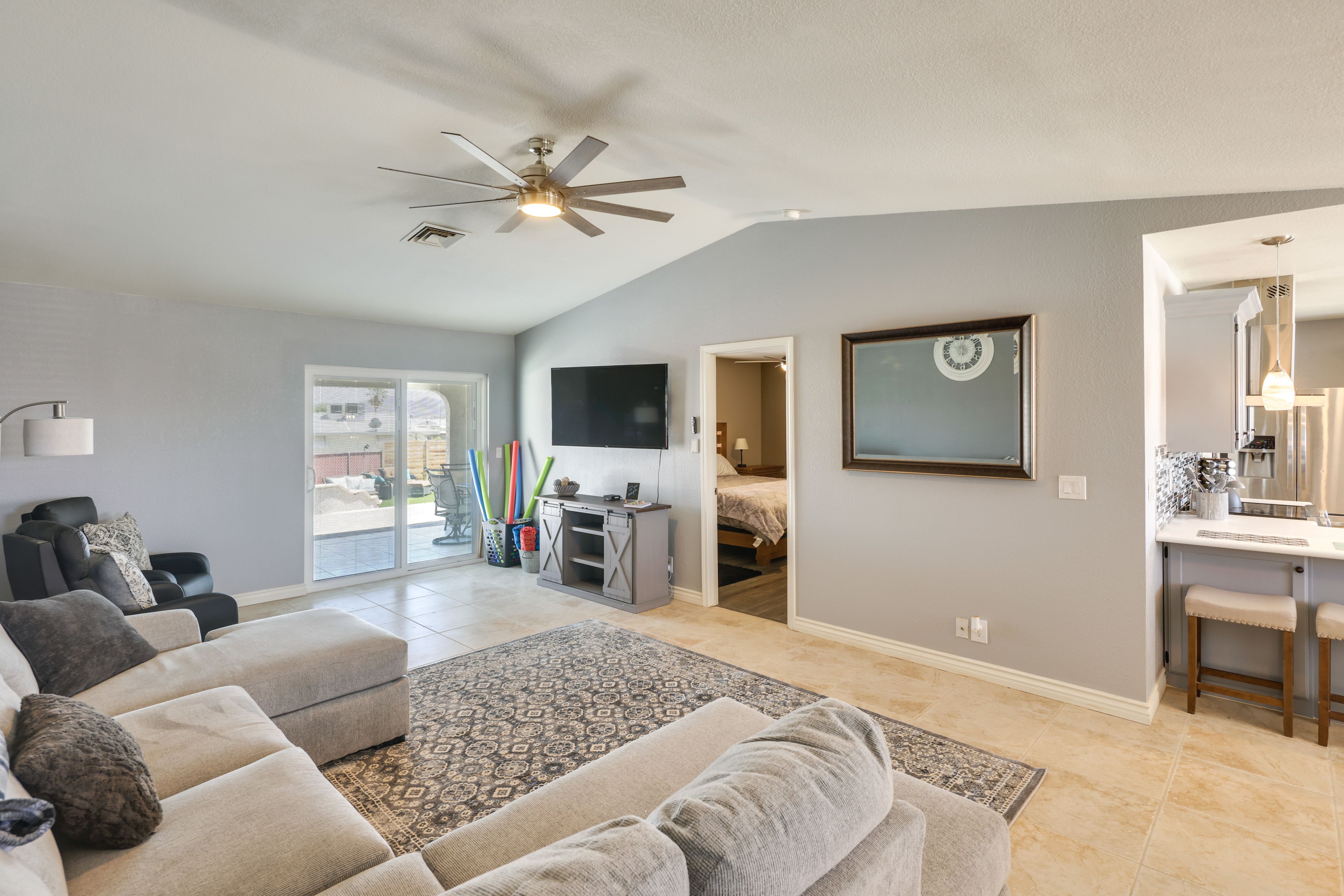 Living Room | Smart TV | Board Games