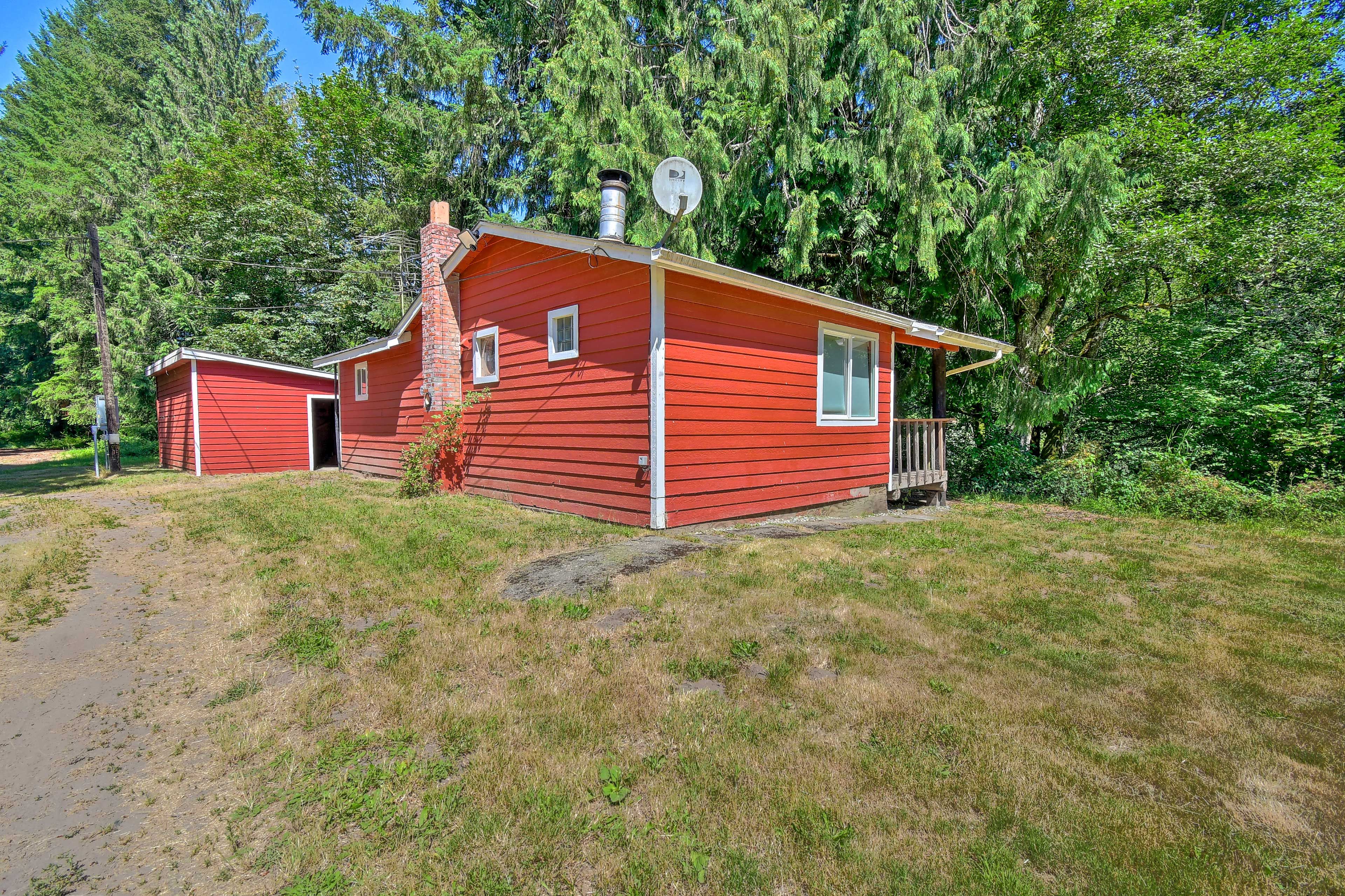 Cabin Exterior | Driveway Parking (2 Vehicles)