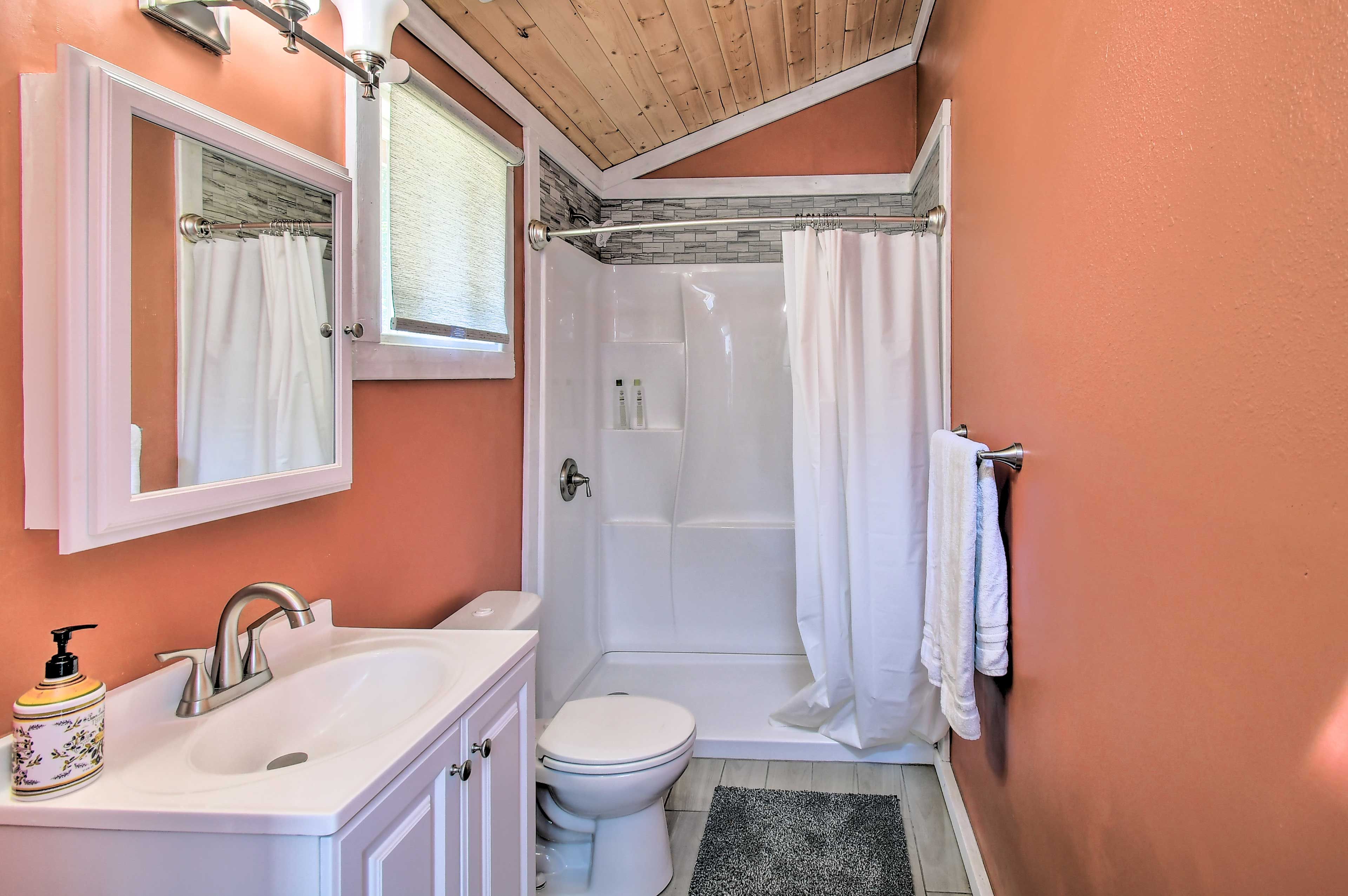 Full Bathroom | Complimentary Toiletries