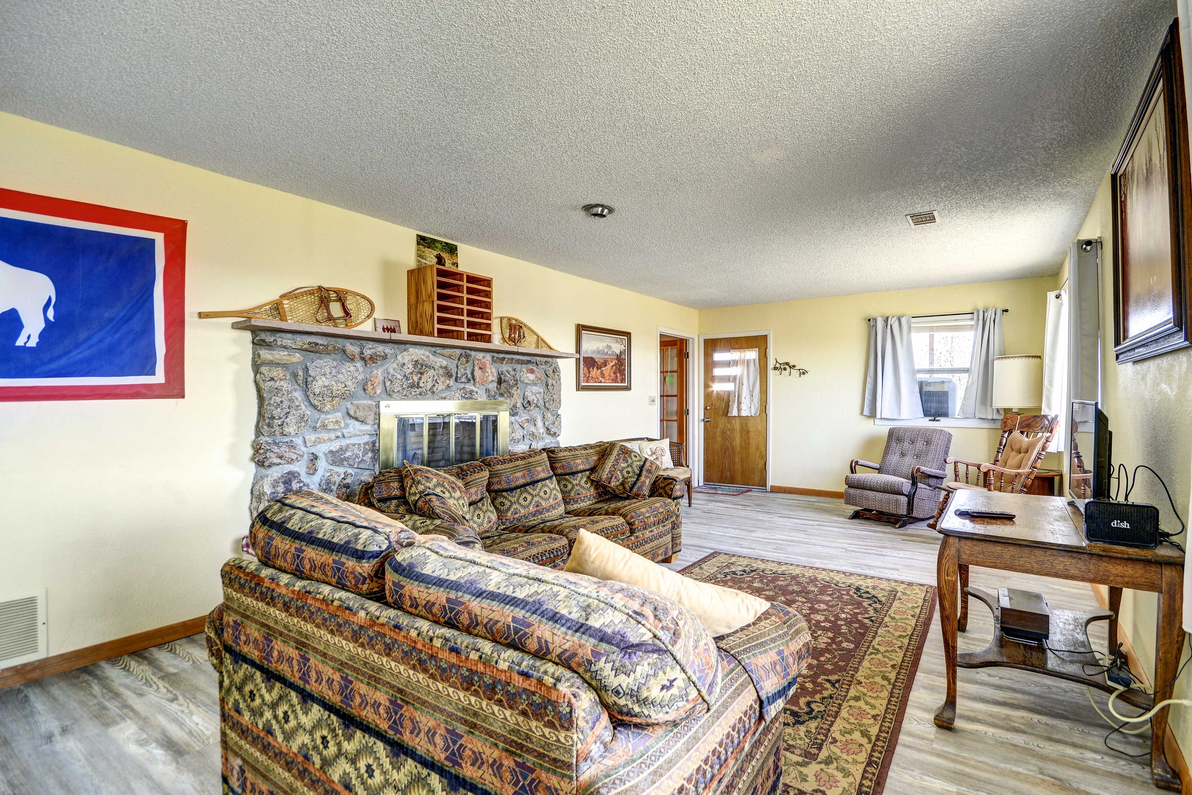 Living Area | Decorative Fireplace