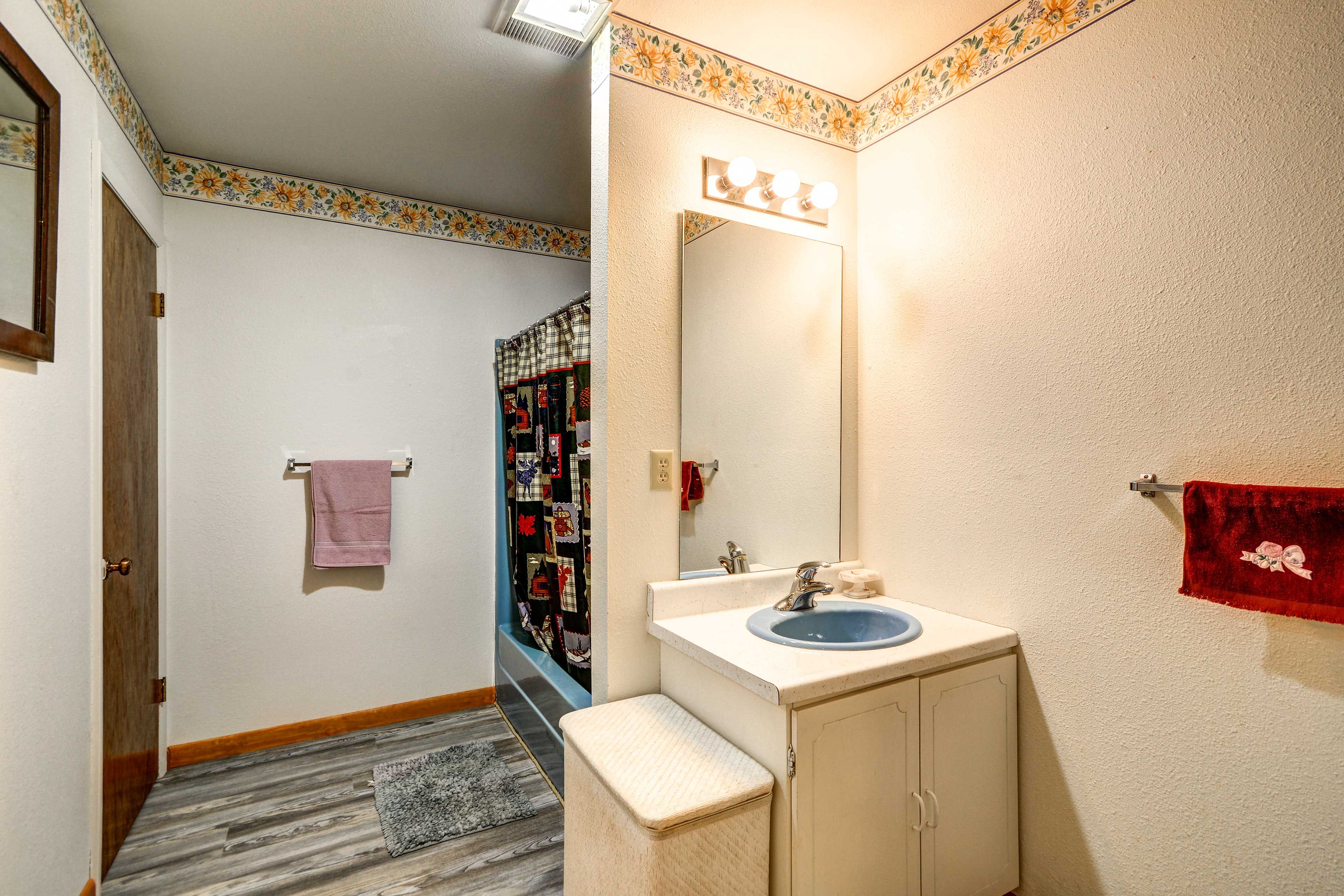 Full Bathroom | Towels Provided