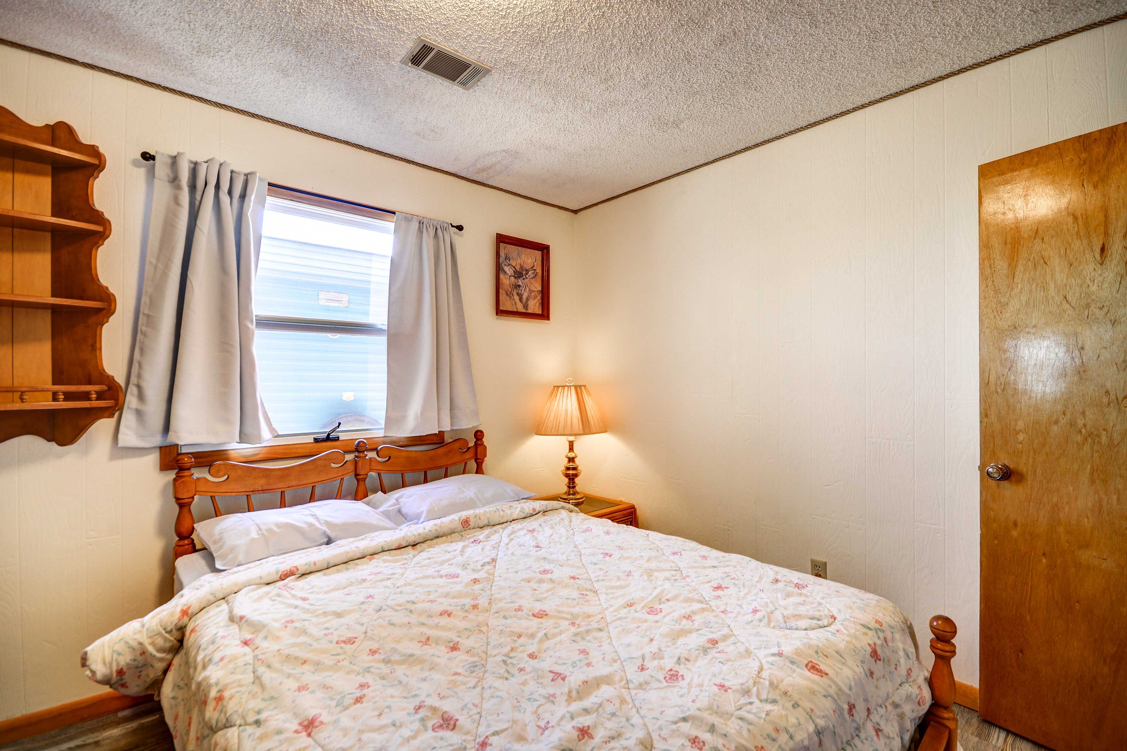 Bedroom 1 | Queen Bed