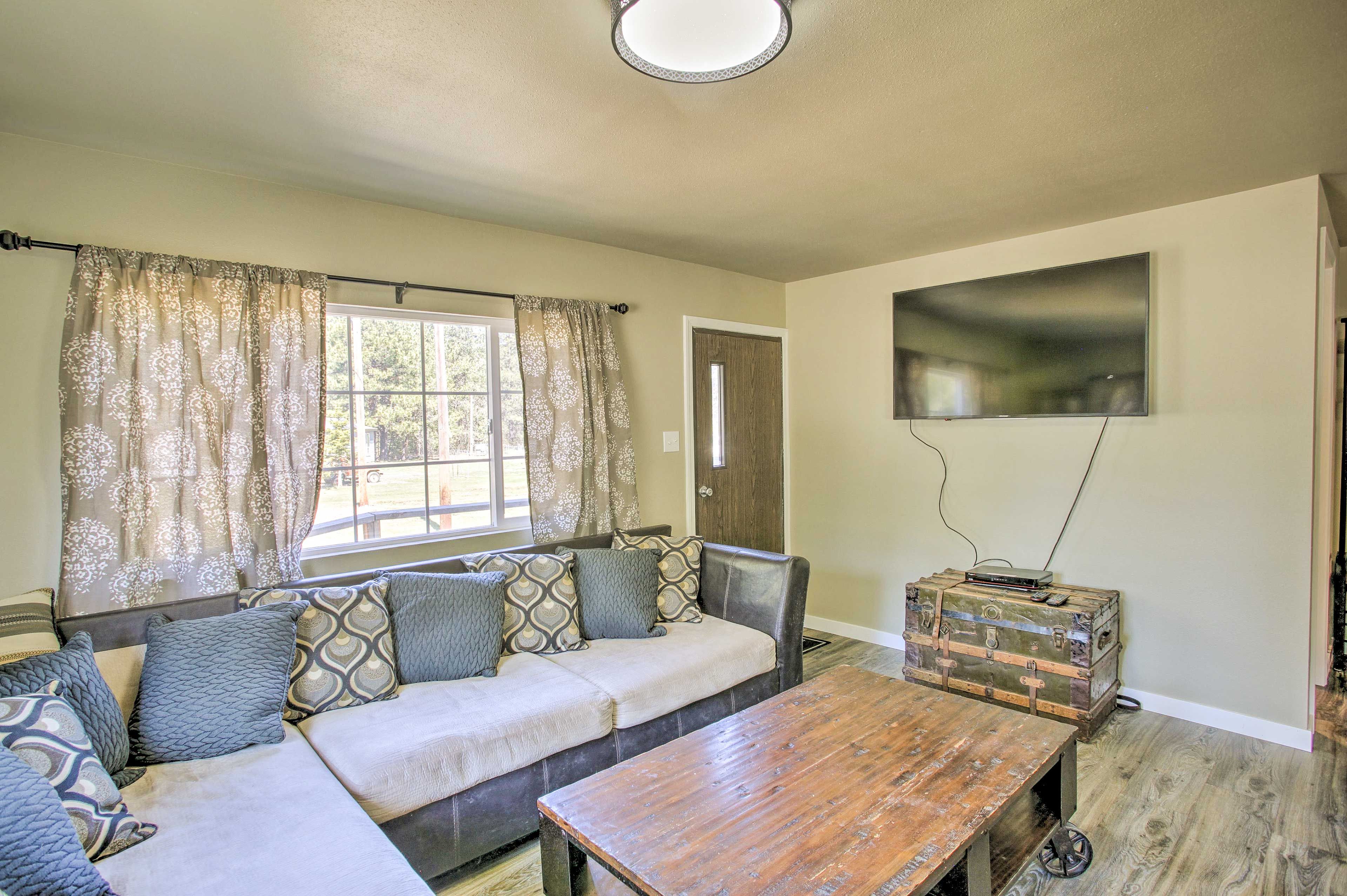 Living Room | Smart TV w/ Cable