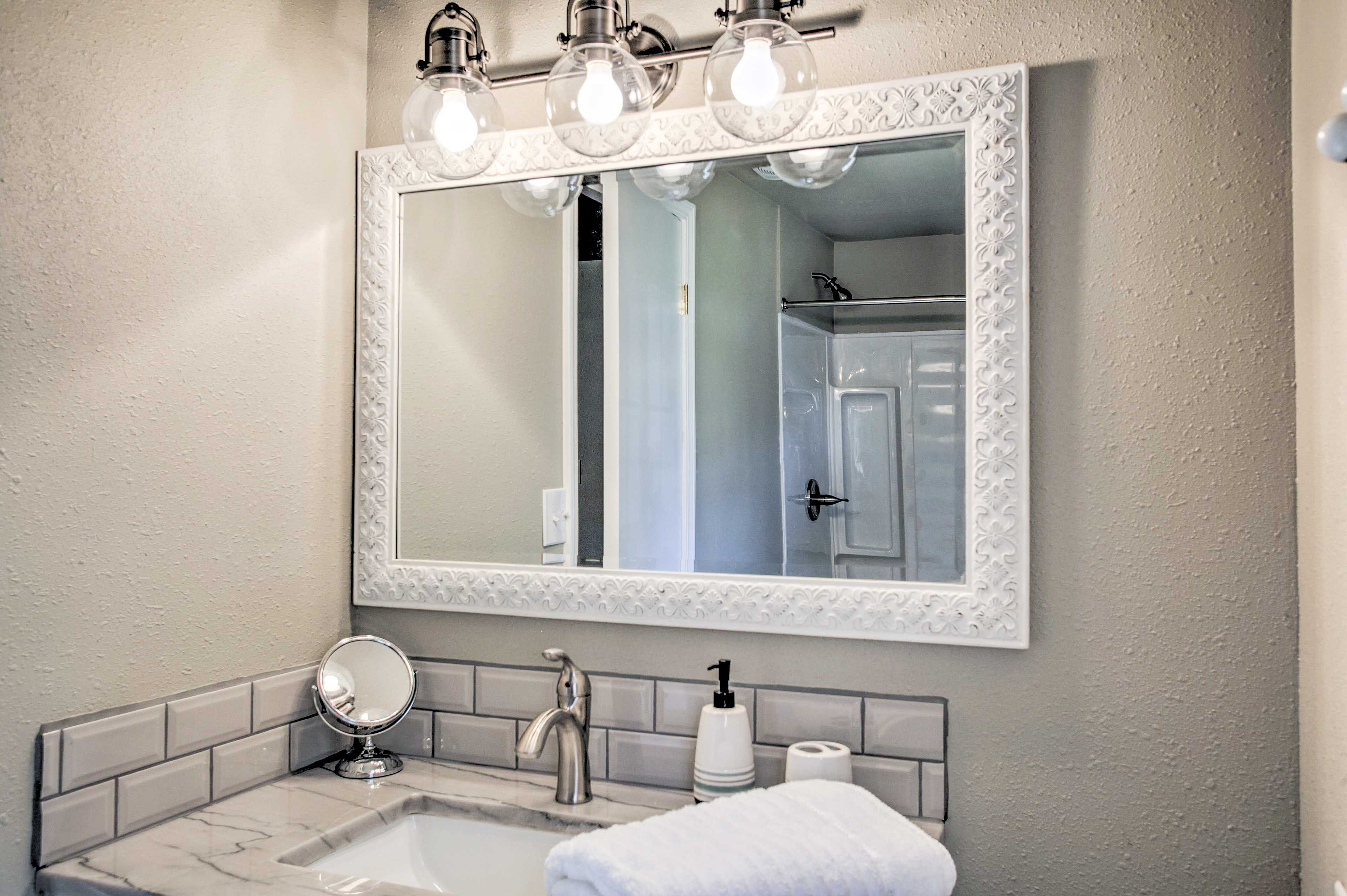 Full Bathroom | Towels Provided