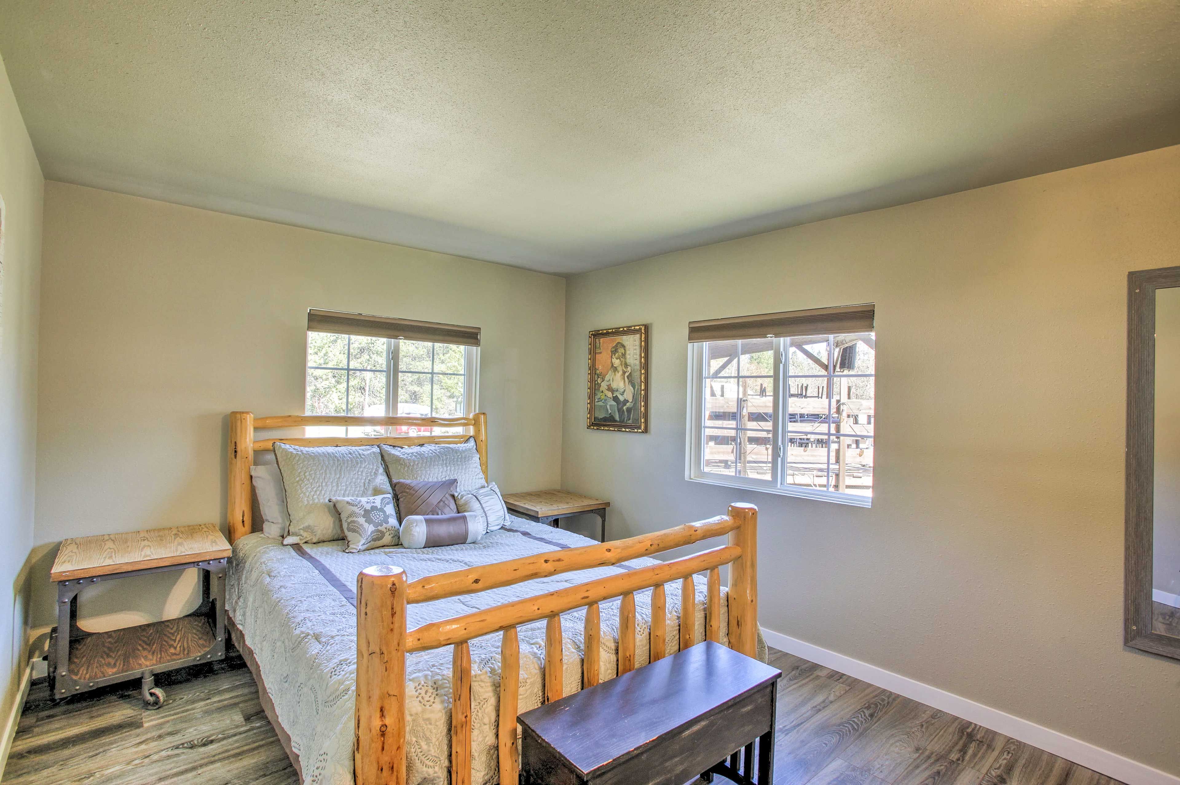 Bedroom 1 | Queen Bed