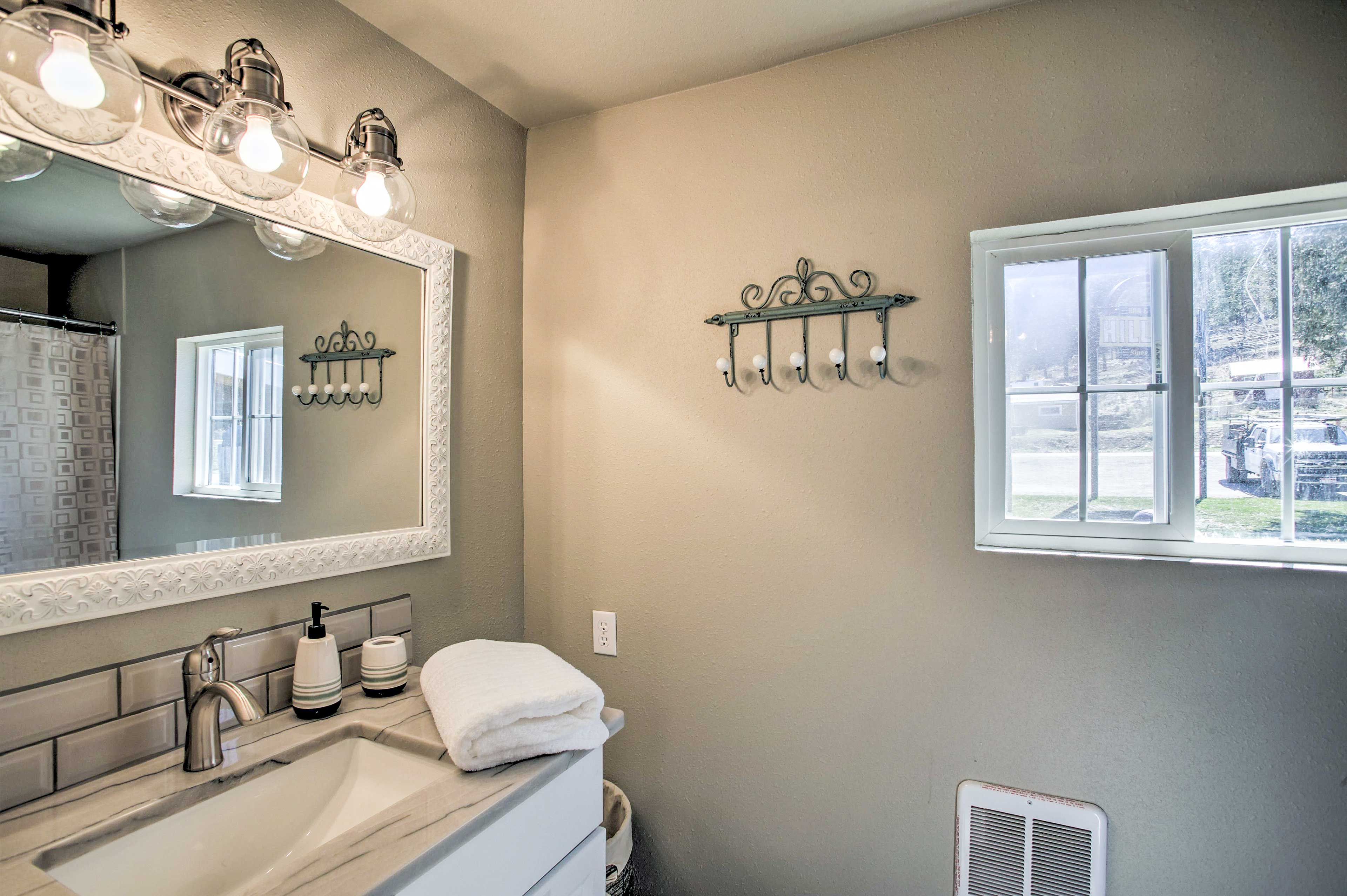 Full Bathroom | Complimentary Toiletries