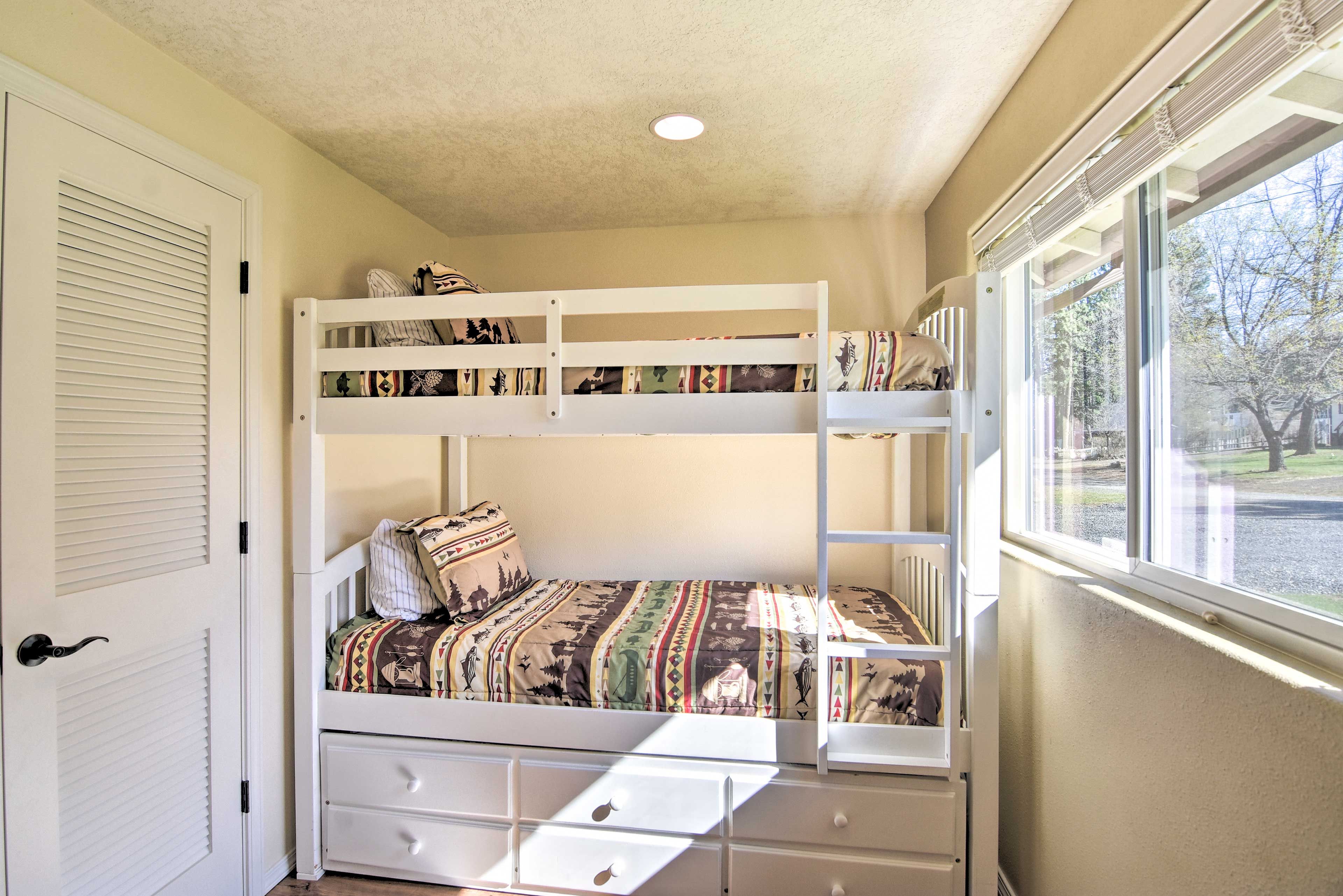 Bedroom 3 | Twin Bunk Bed w/ Twin Trundle