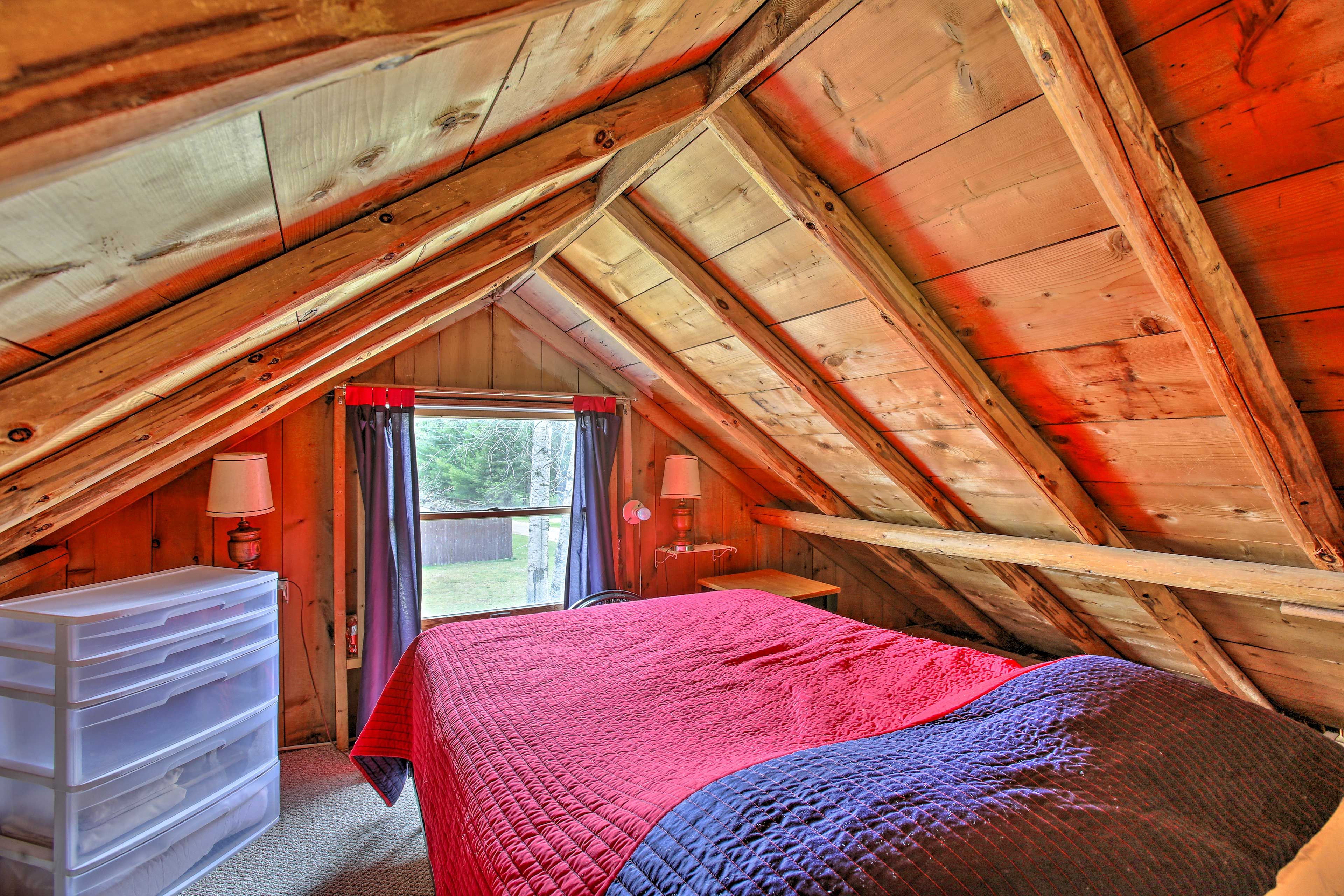 Loft | Queen Bed | Stairs Required