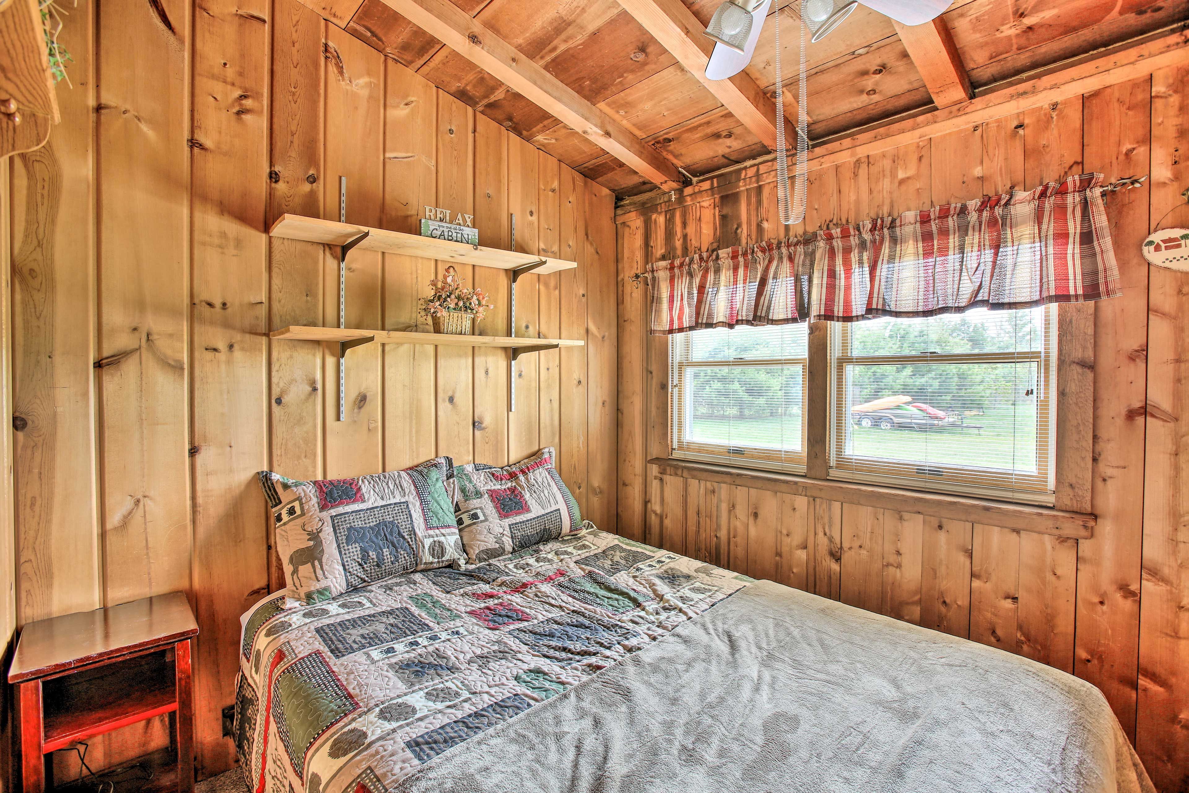 Bedroom 1 | Queen Bed
