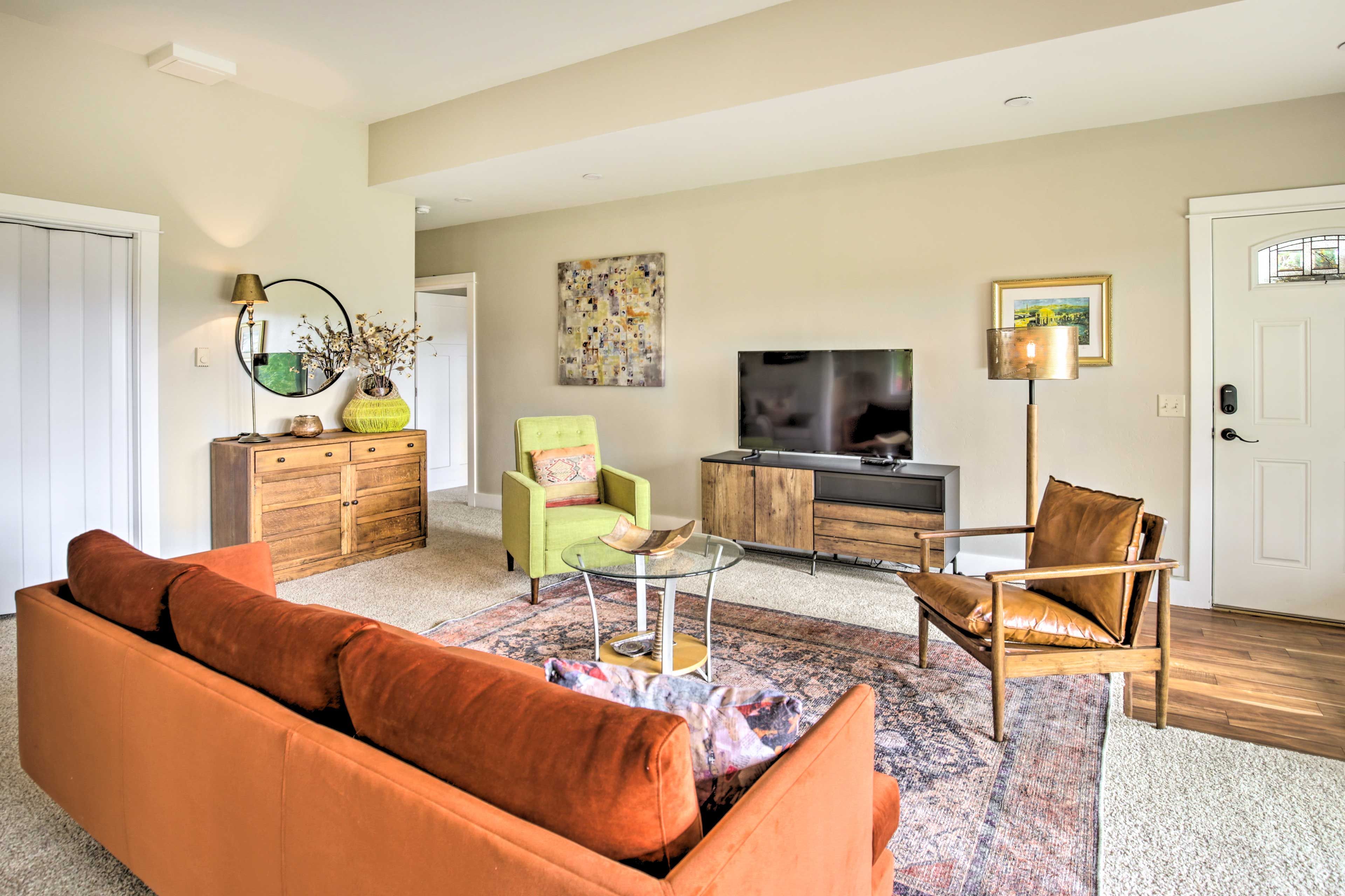 Living Room | Smart TV w/ Cable