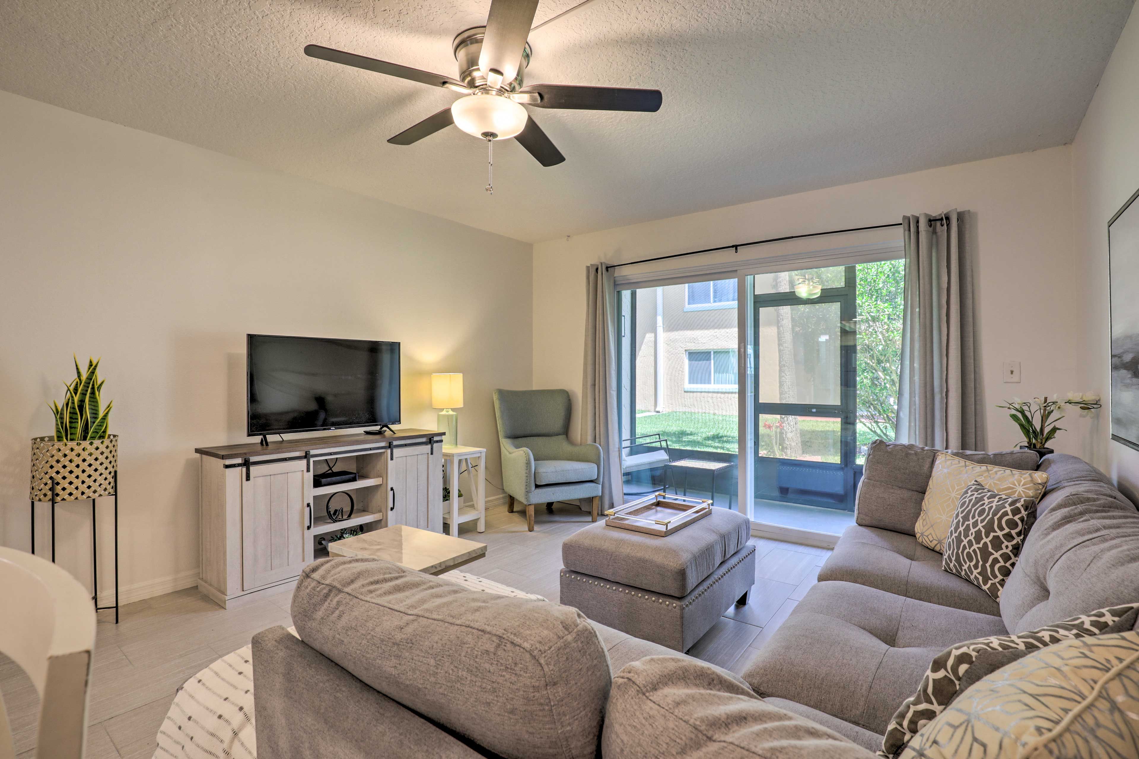 Living Room | Smart TV w/ Cable