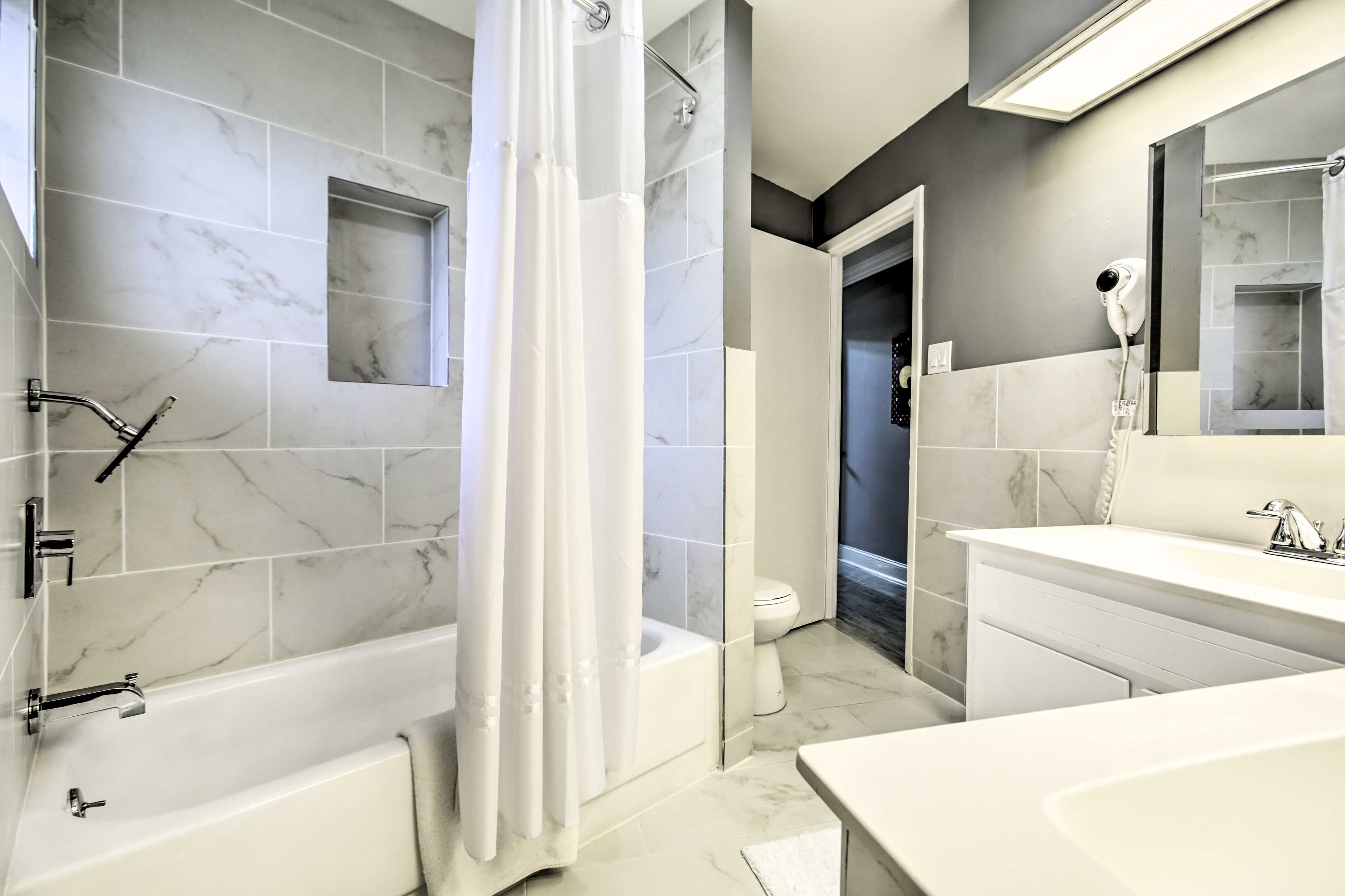 Full Bathroom | Complimentary Toiletries