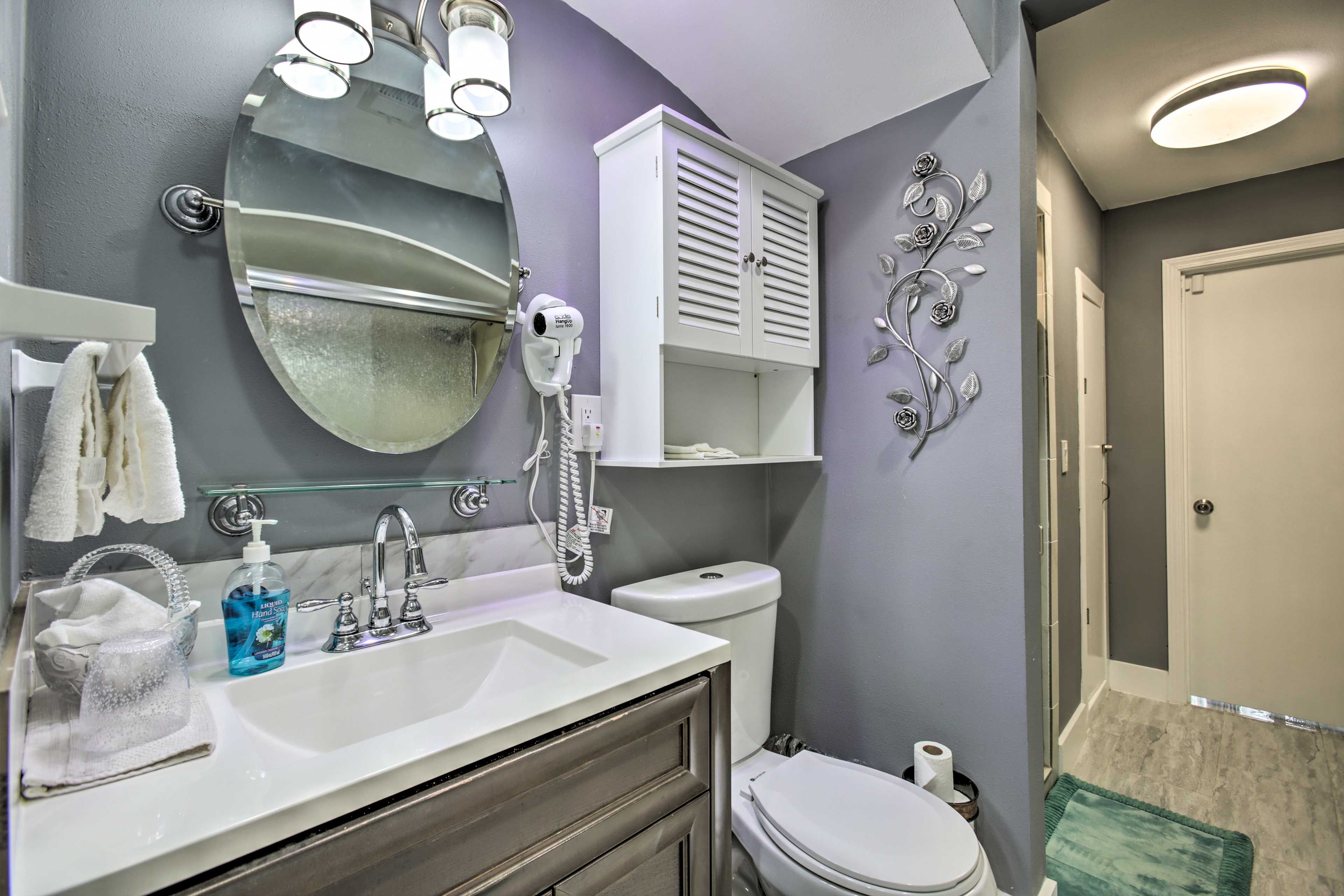 Full Bathroom | Towels Provided