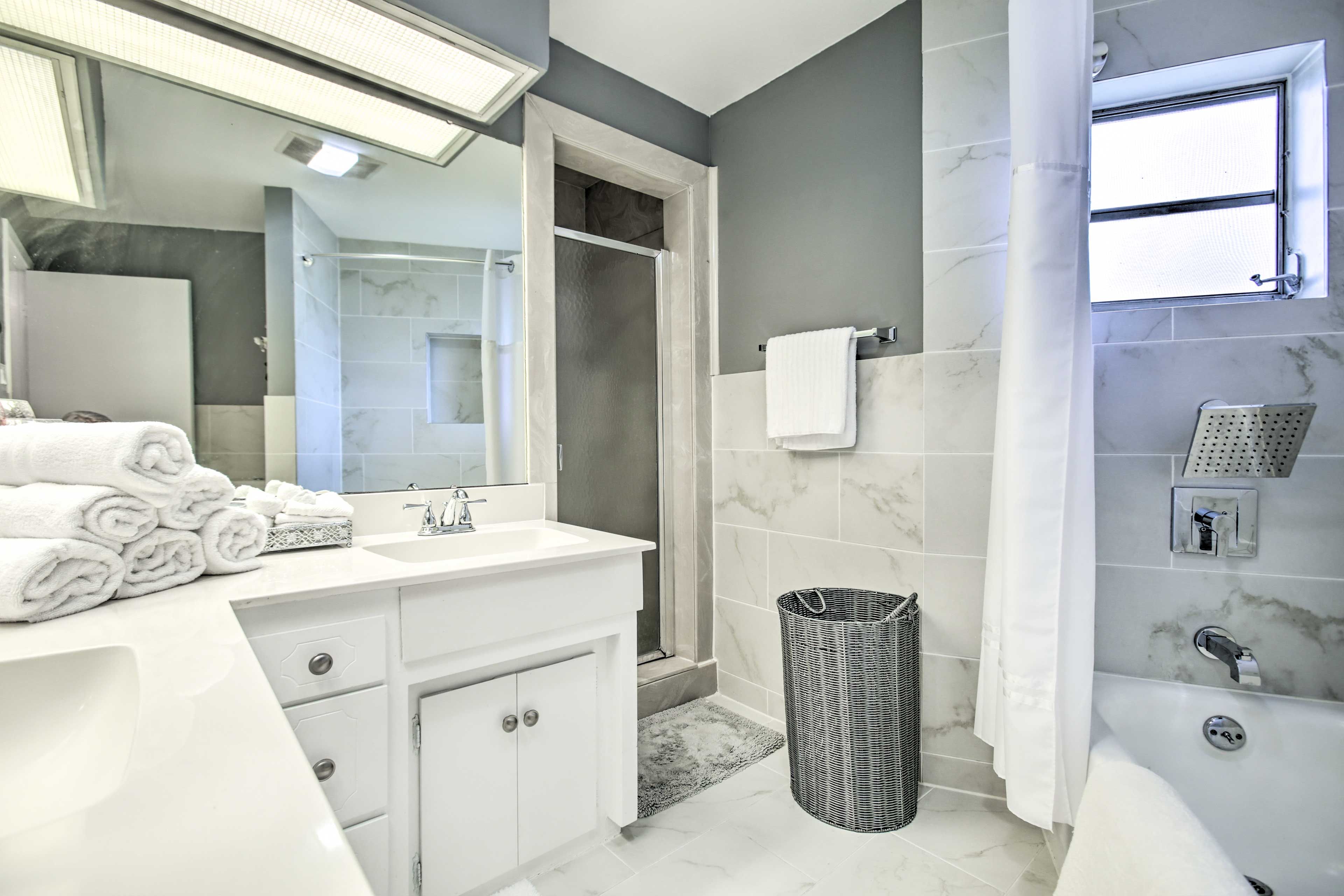 Full Bathroom | Towels Provided